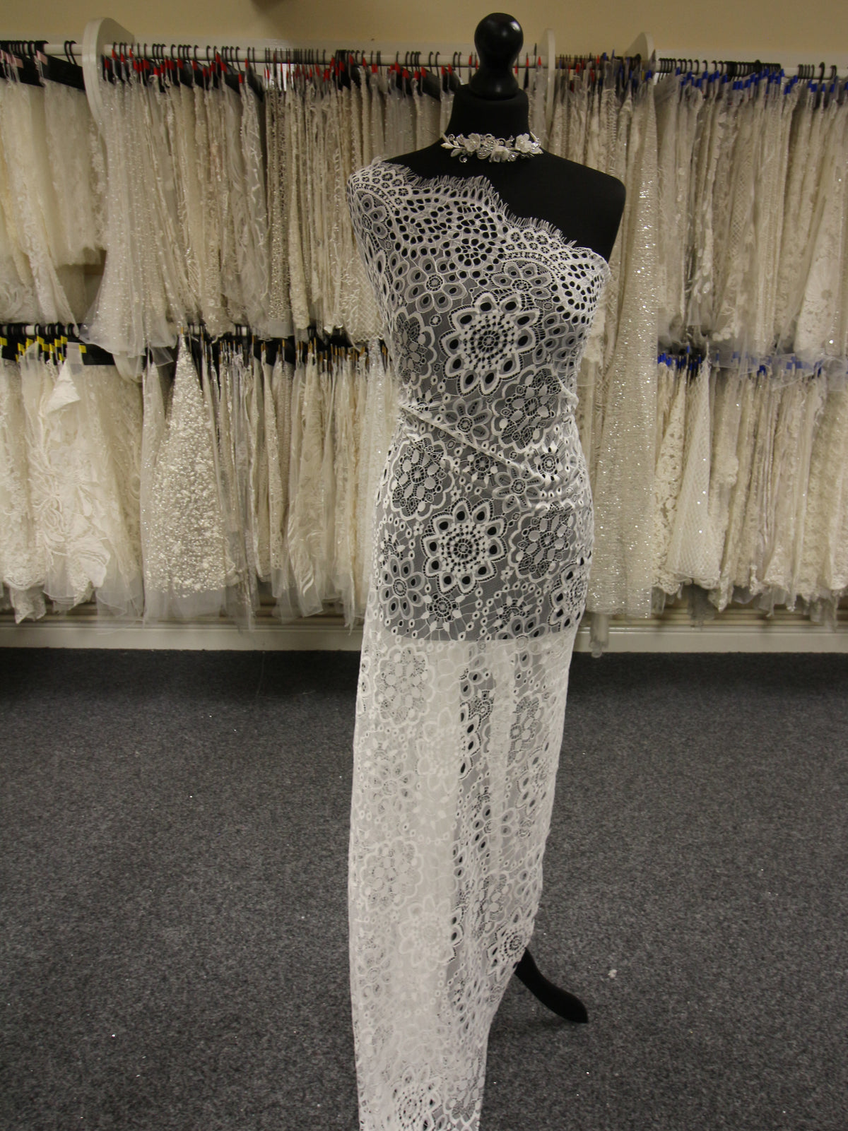 Elfenbeinfarbene Raschelspitze – Wilona