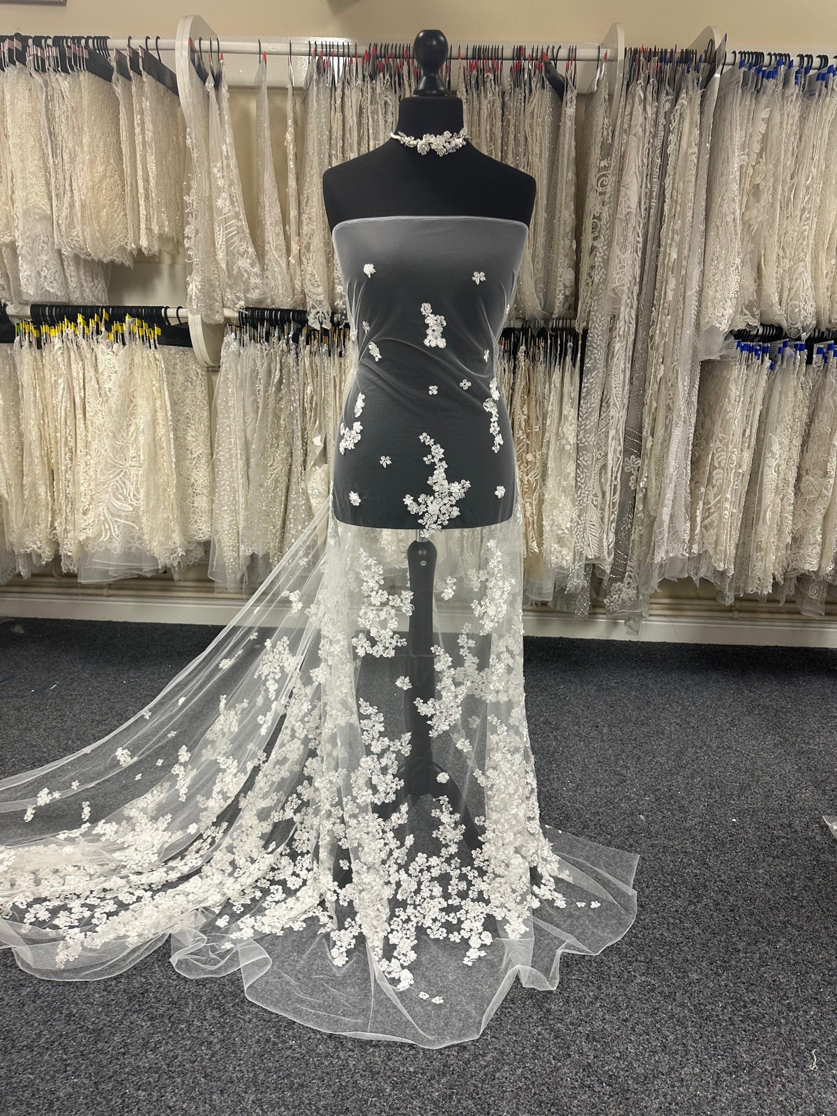 Elfenbeinfarbene Stickereispitze – Fabienne