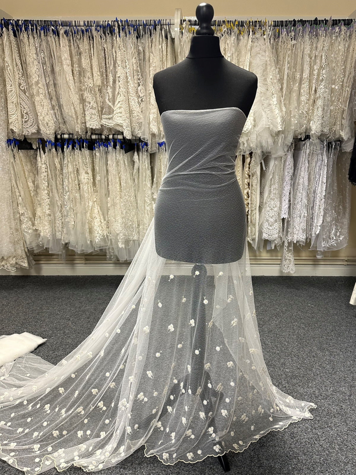 Elfenbeinfarbene bestickte Spitze – Lyall