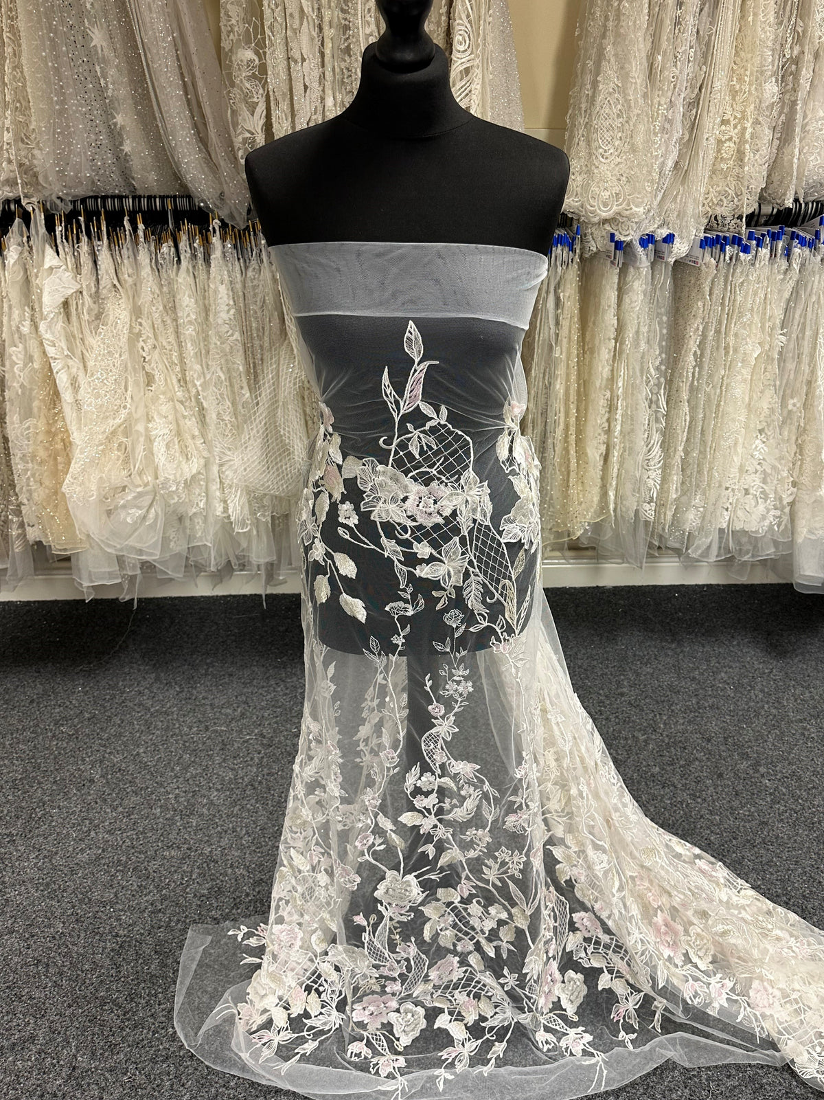 Spitze aus Elfenbein und Rouge – Antonella