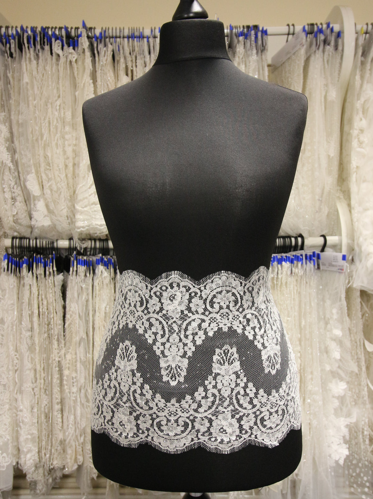 Elfenbeinfarbener und silberner Chantilly-Spitzenbesatz – Natasha