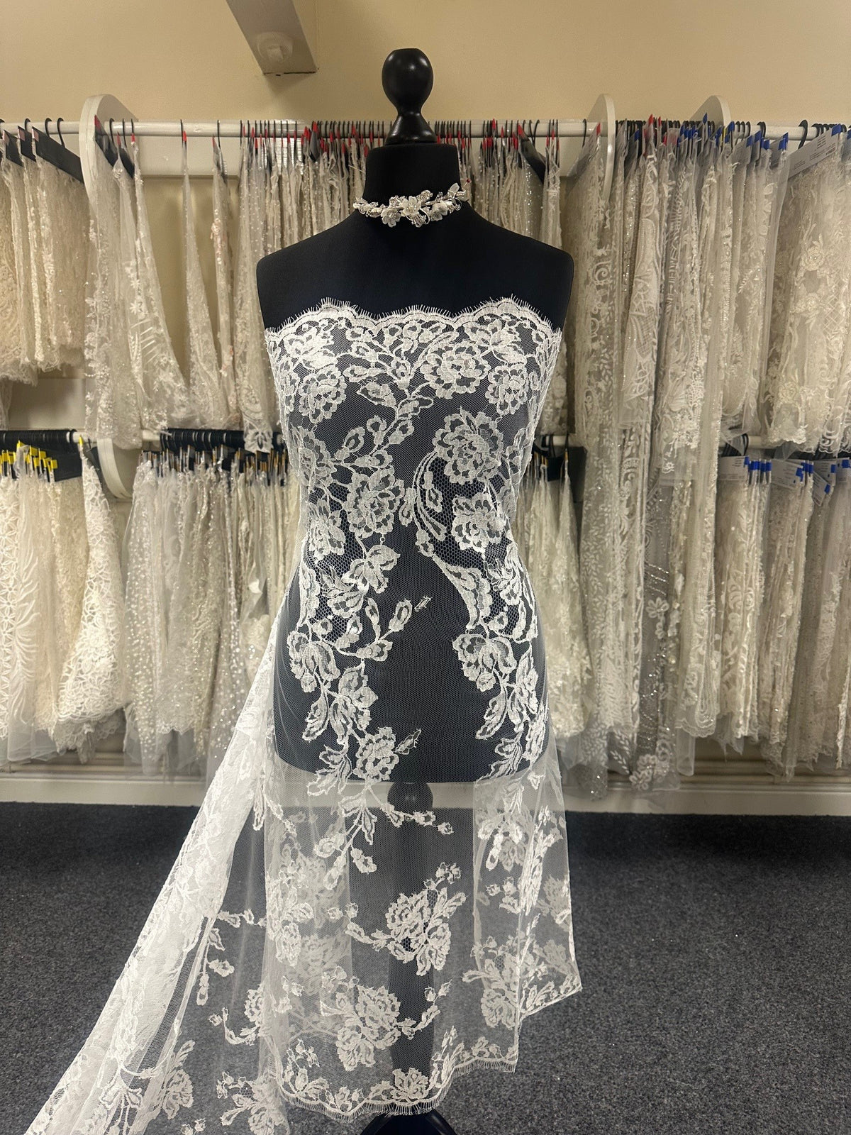 Elfenbeinfarbene Chantilly-Spitze – Lizette