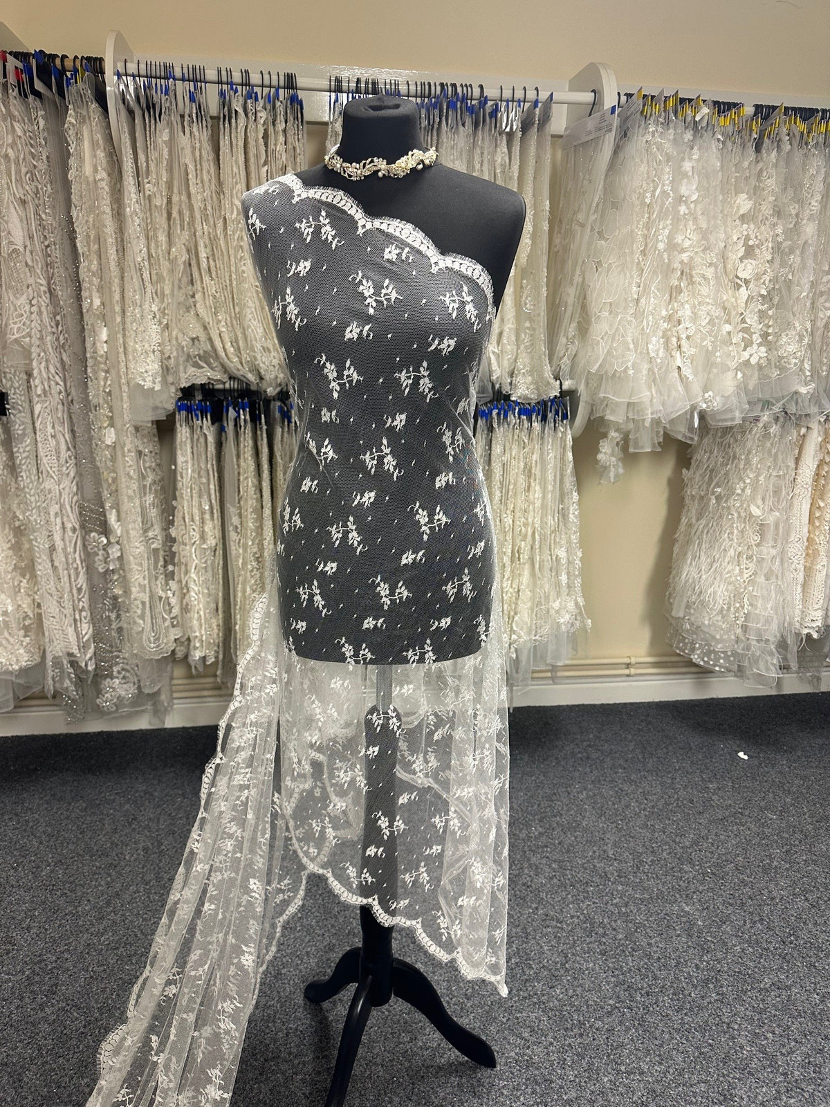 Elfenbeinfarbene Chantilly-Spitze – Pasquelina