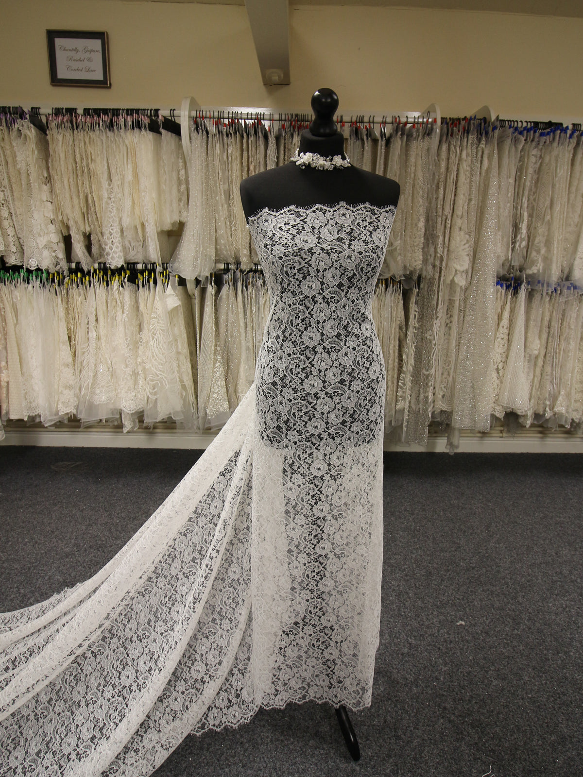 Elfenbeinfarbene Chantilly-Spitze – Clotilde