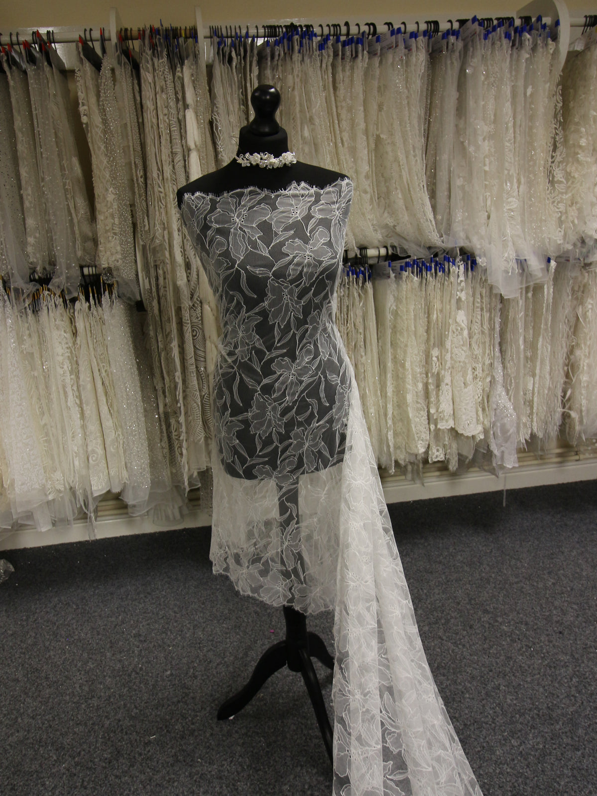 Elfenbeinfarbene Chantilly-Spitze – Romaana