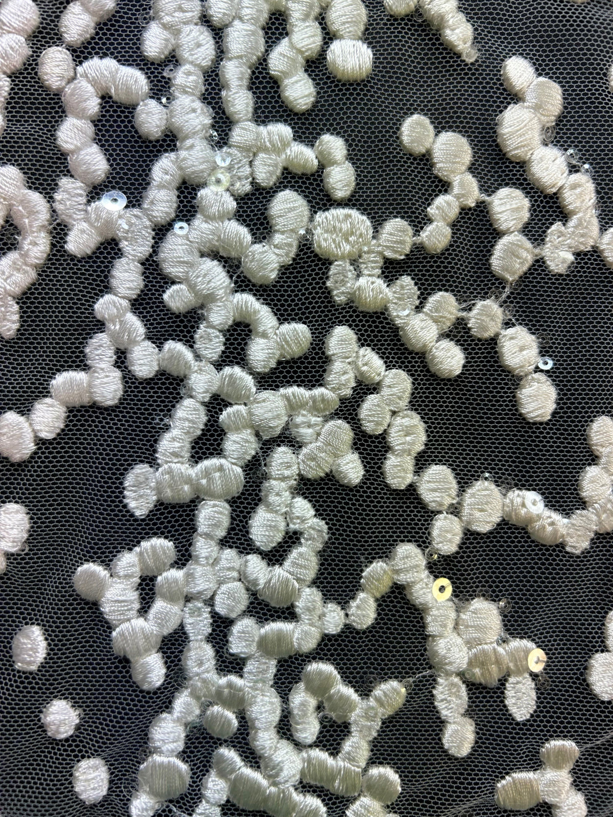 Elfenbeinfarbene, mit Pailletten bestickte Spitze – Jada