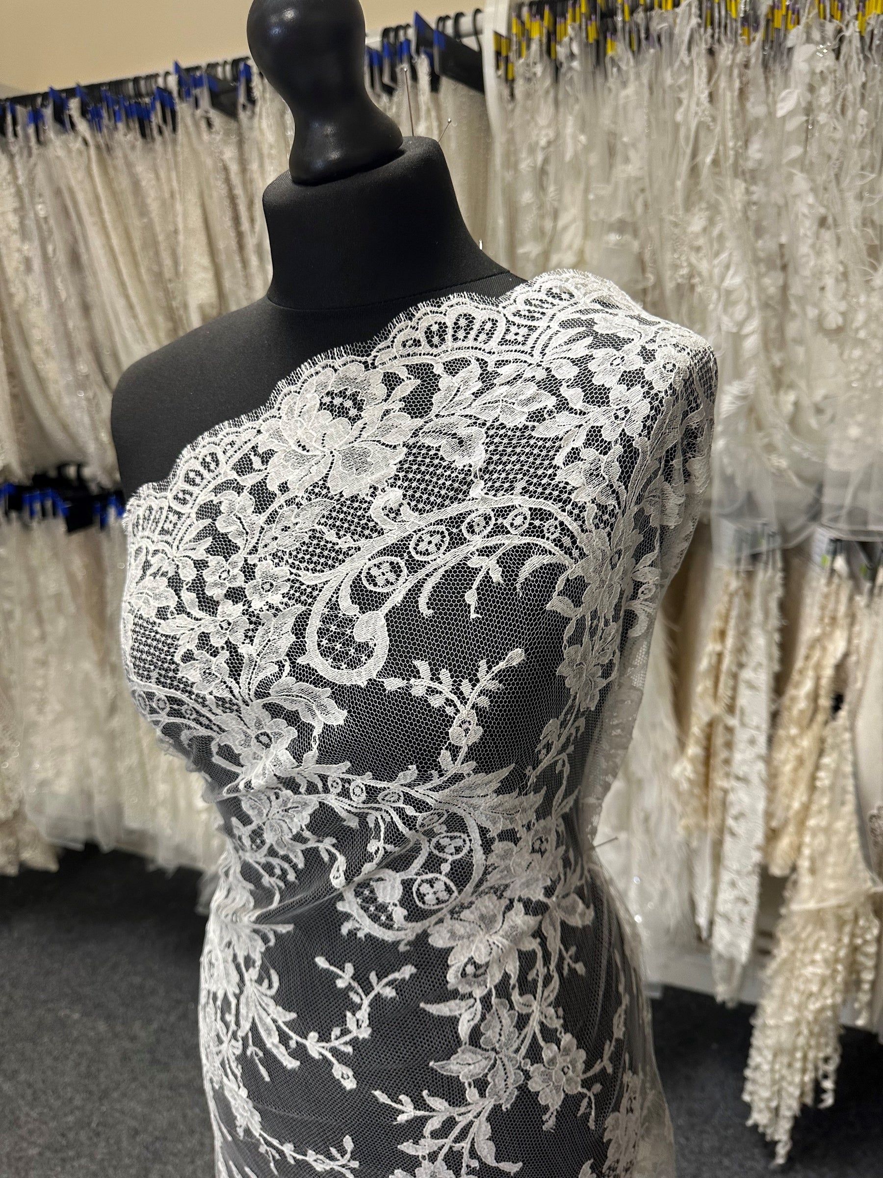 Elfenbeinfarbene Chantilly-Spitze – Kate