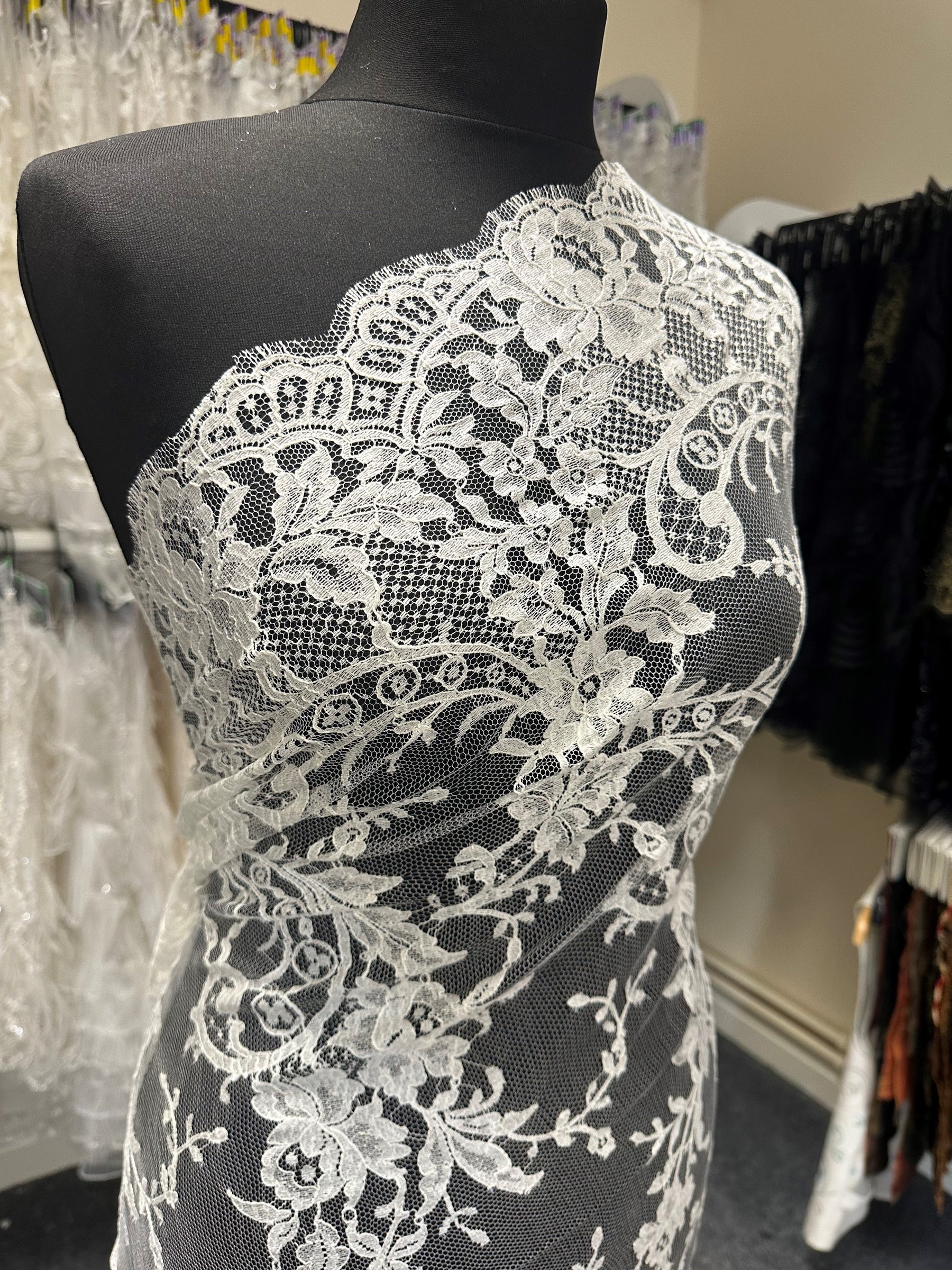 Elfenbeinfarbene Chantilly-Spitze – Kate