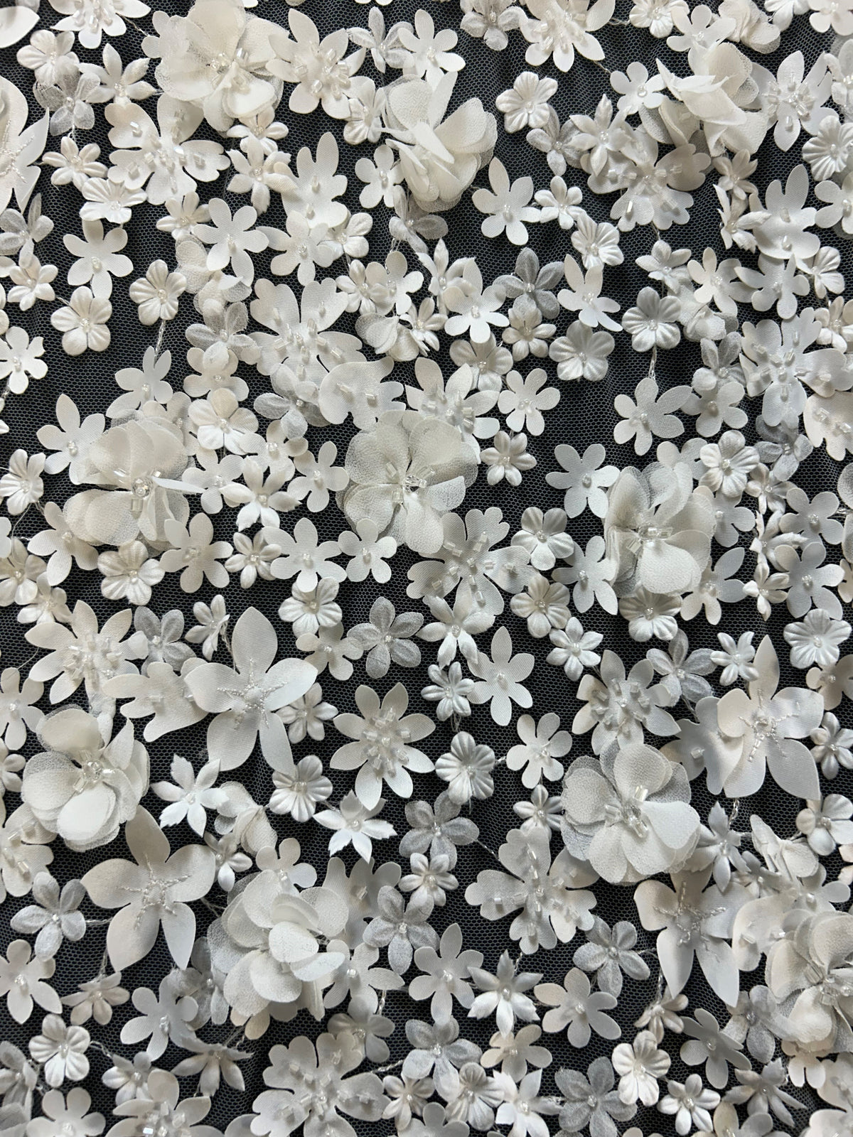 Elfenbeinfarbene, perlenbesetzte Blumenspitze – Kesia