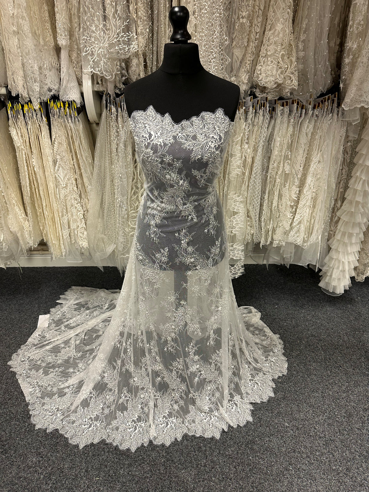 Elfenbeinfarbene Raschelspitze - LB5003