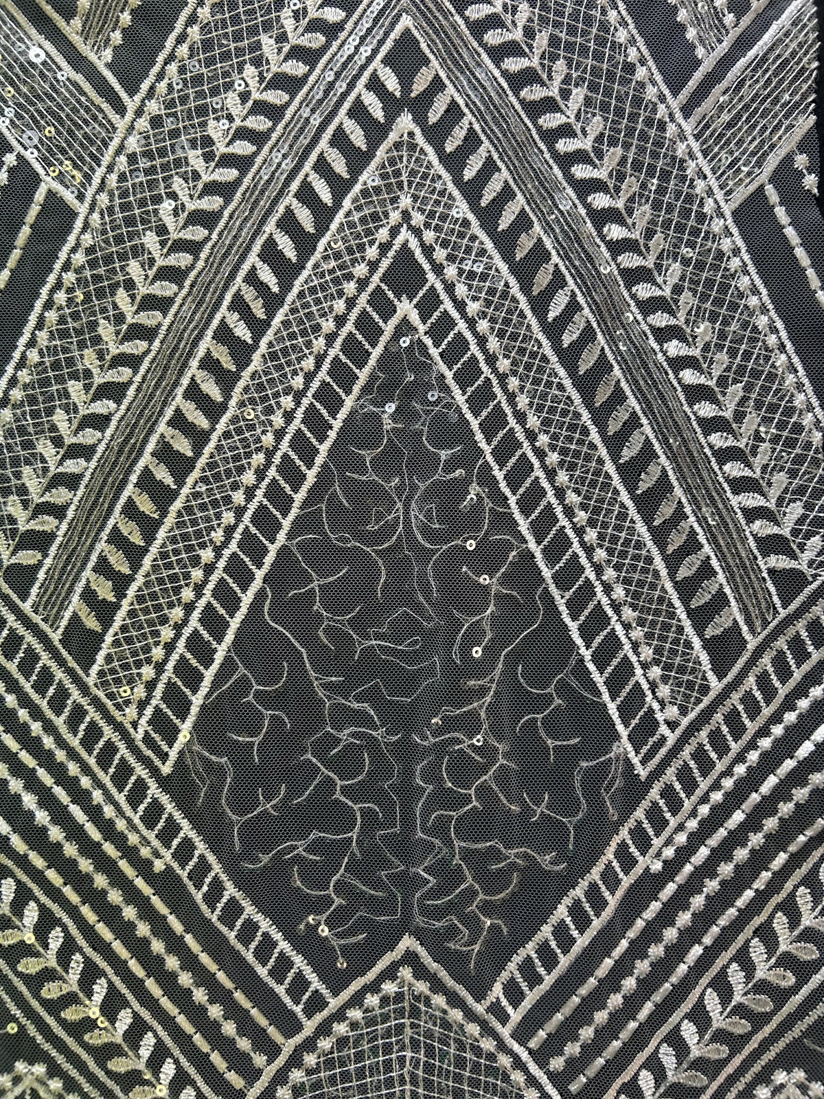 Elfenbeinfarbene, mit Pailletten bestickte Spitze – Lamborga