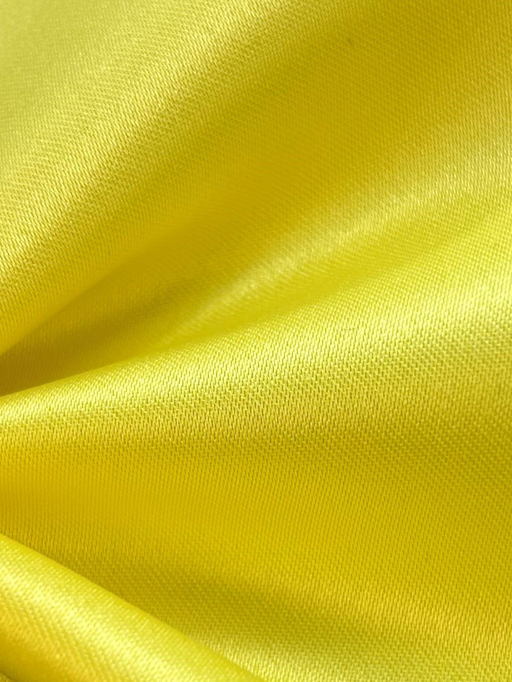 Zitronengelber Polyestersatin – majestätisch