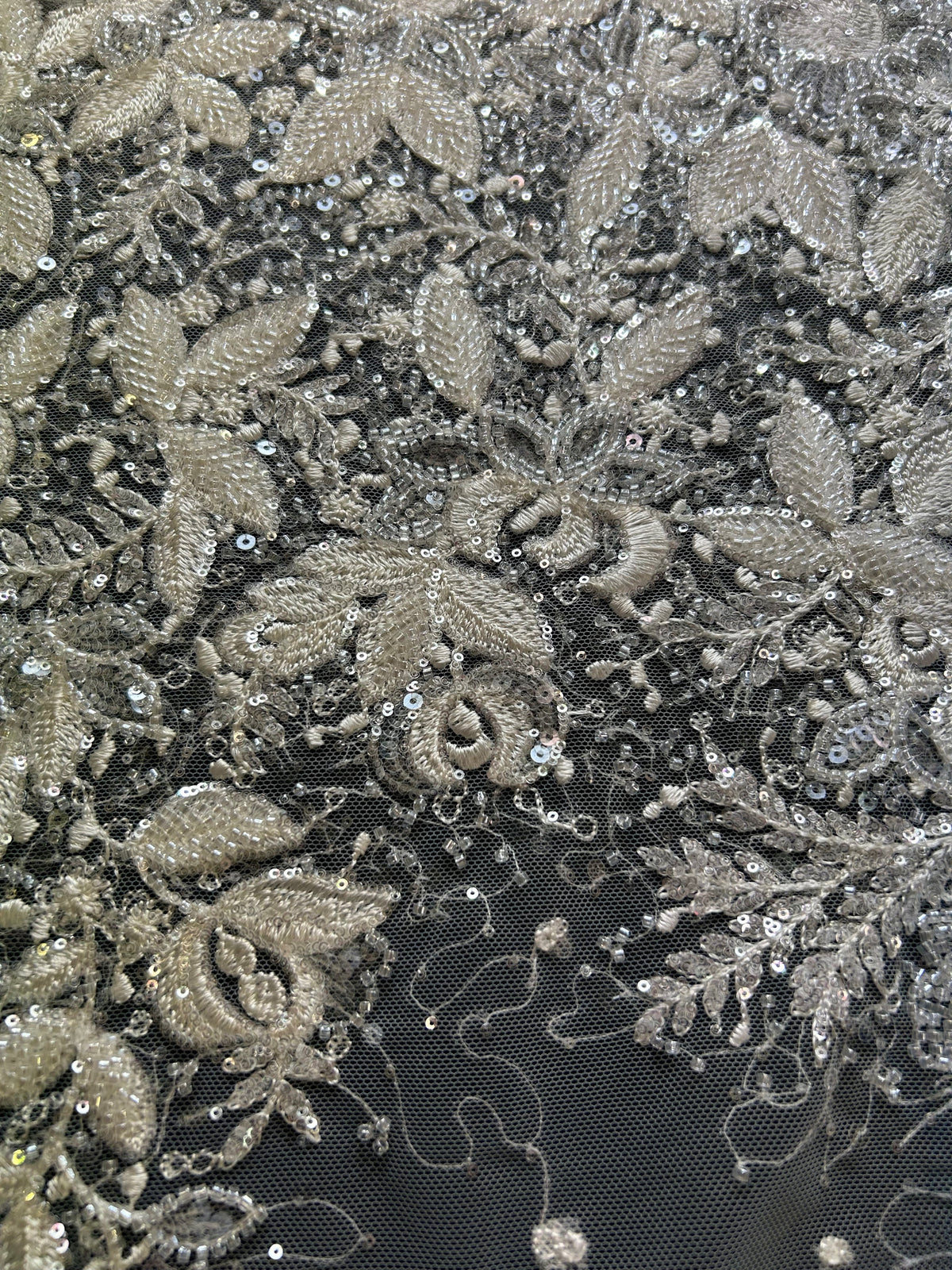 Elfenbeinfarbene Spitze mit Pailletten und Perlen – Lexi