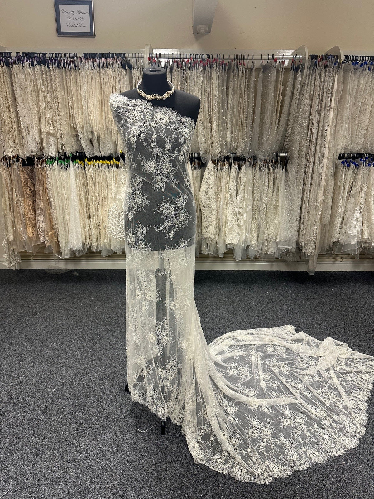 Elfenbeinfarbene Perlenspitze – Lilie