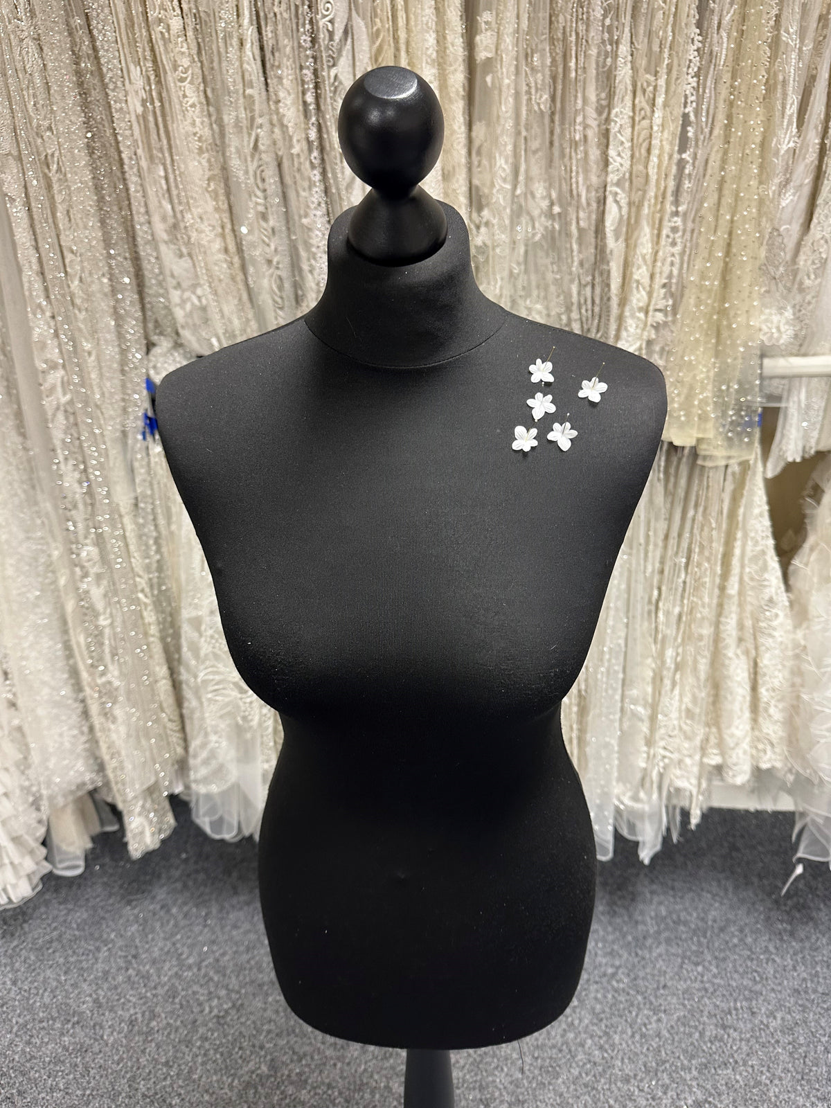 Blass-elfenbeinfarbene, lasergeschnittene Blume - MM0028 (Packung mit 144 Stück)