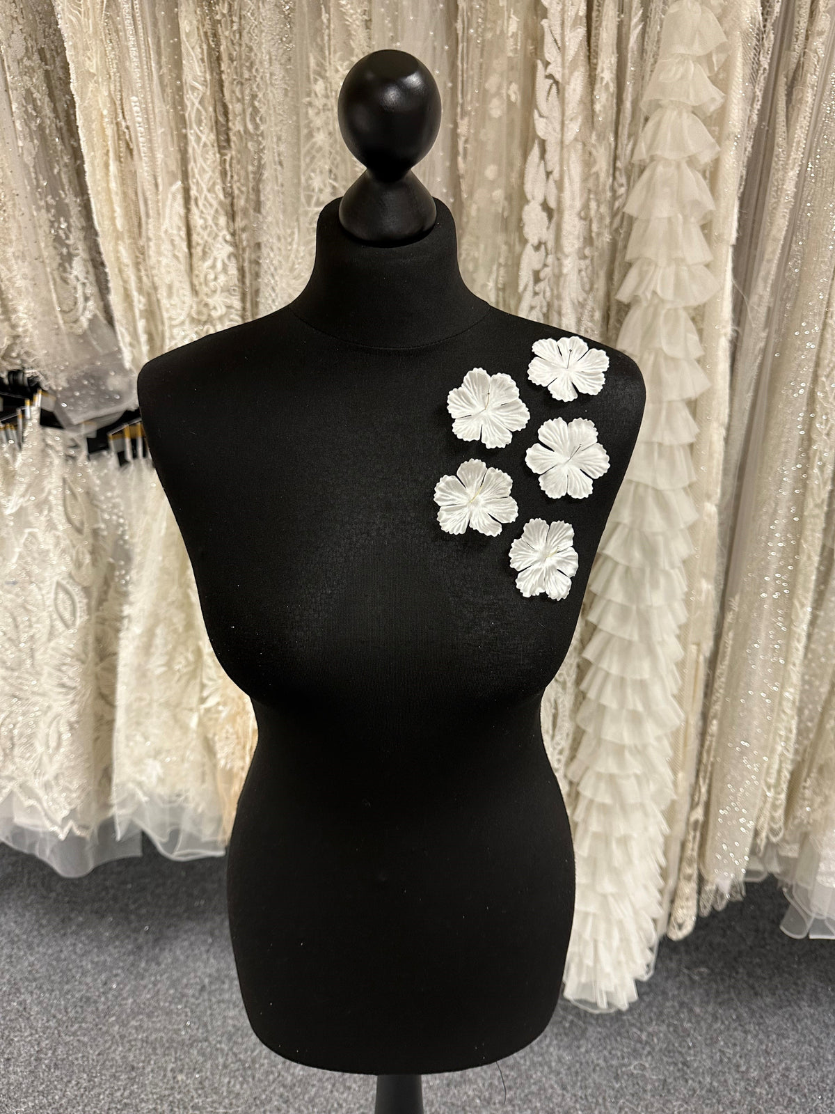 Blass-Elfenbeinfarbene Öko-Blumen mit 6 Blütenblättern - MM0032 (Beutel mit 144 Stück)