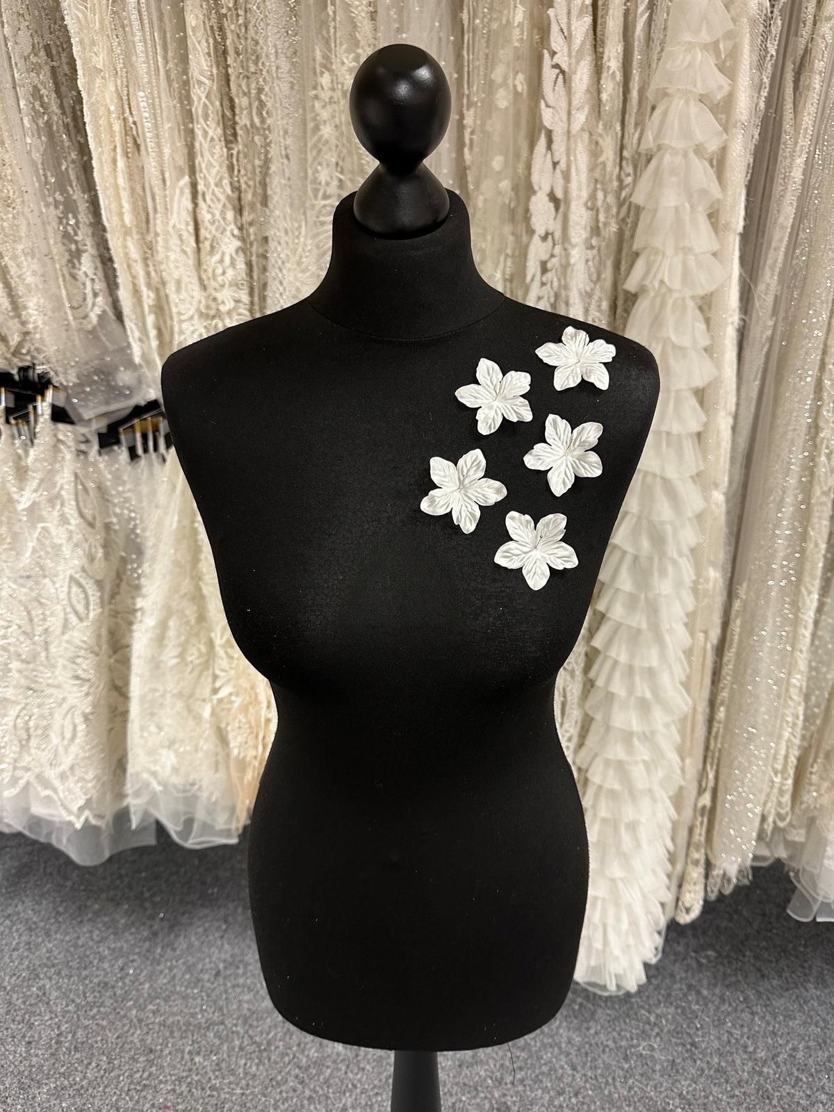 Elfenbeinfarbene Eco-Satinblumen - MM0038 (Beutel mit 144 Stück)