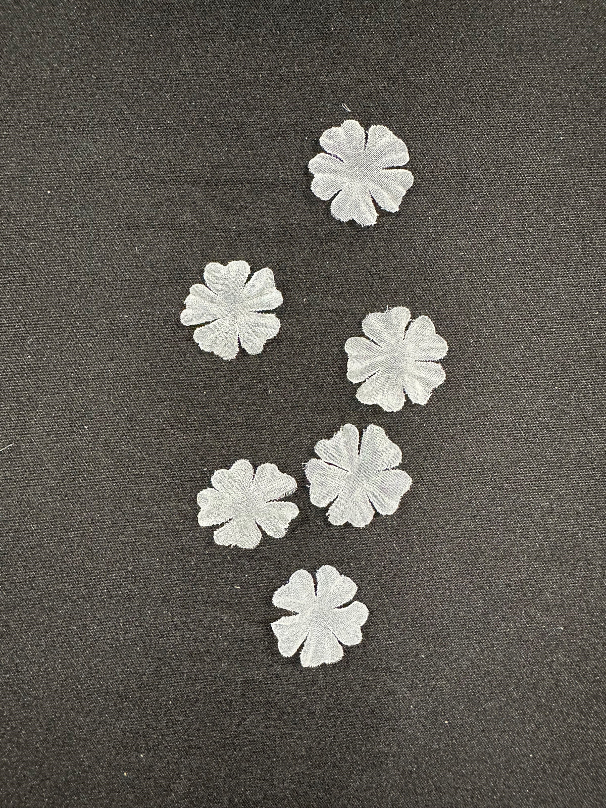 Elfenbeinfarbene Eco-Georgette-Blumen - MM0040 (Beutel mit 144 Stück)