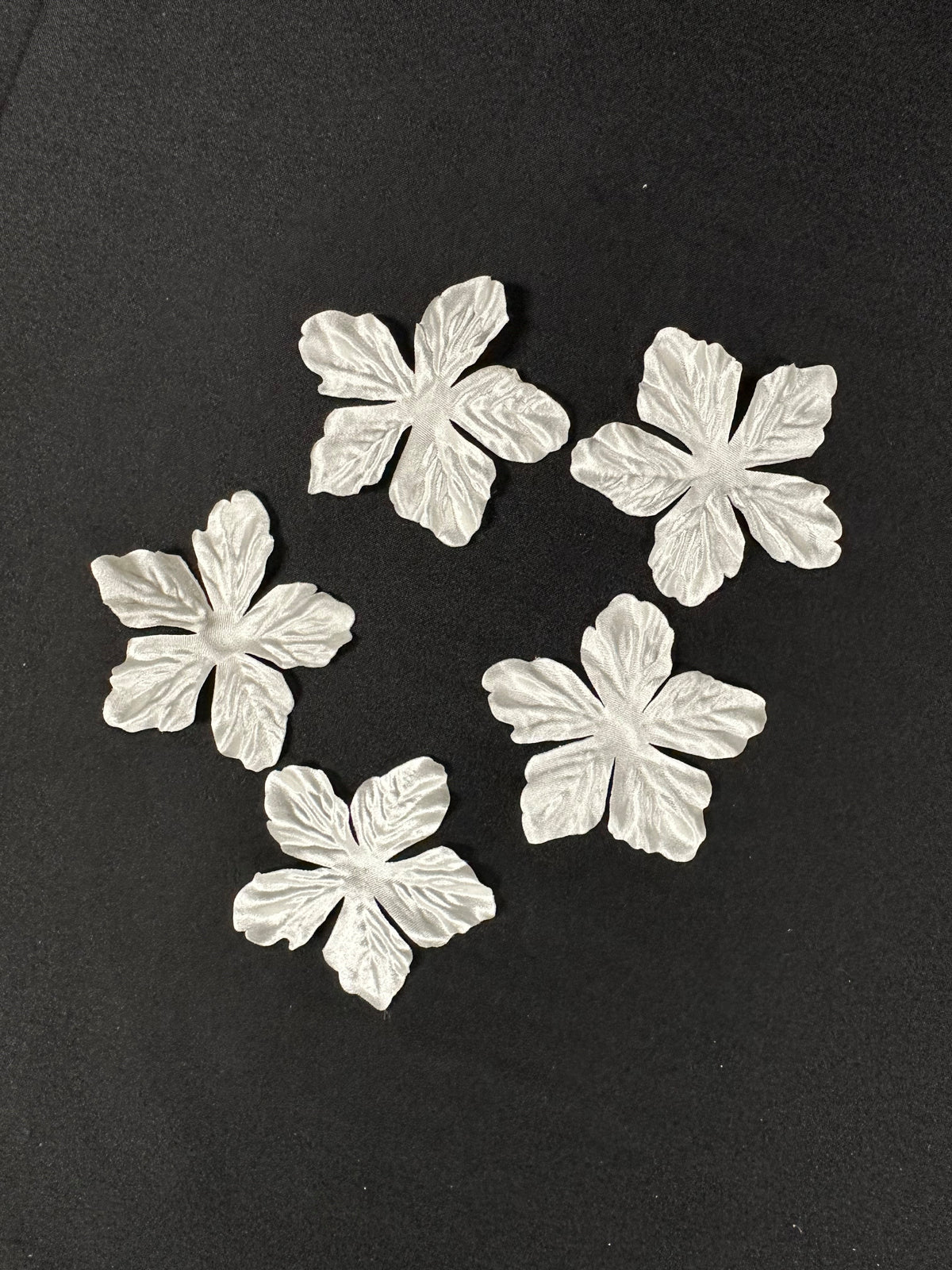 Elfenbeinfarbene Eco-Satinblumen - MM0037 (Beutel mit 144 Stück)