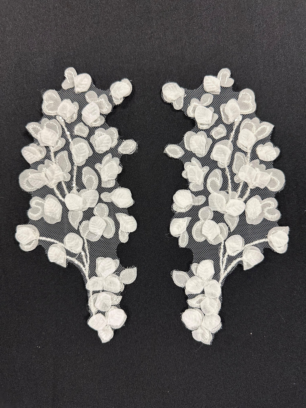 Elfenbeinfarbene bestickte Spitzenapplikationen – MT6004