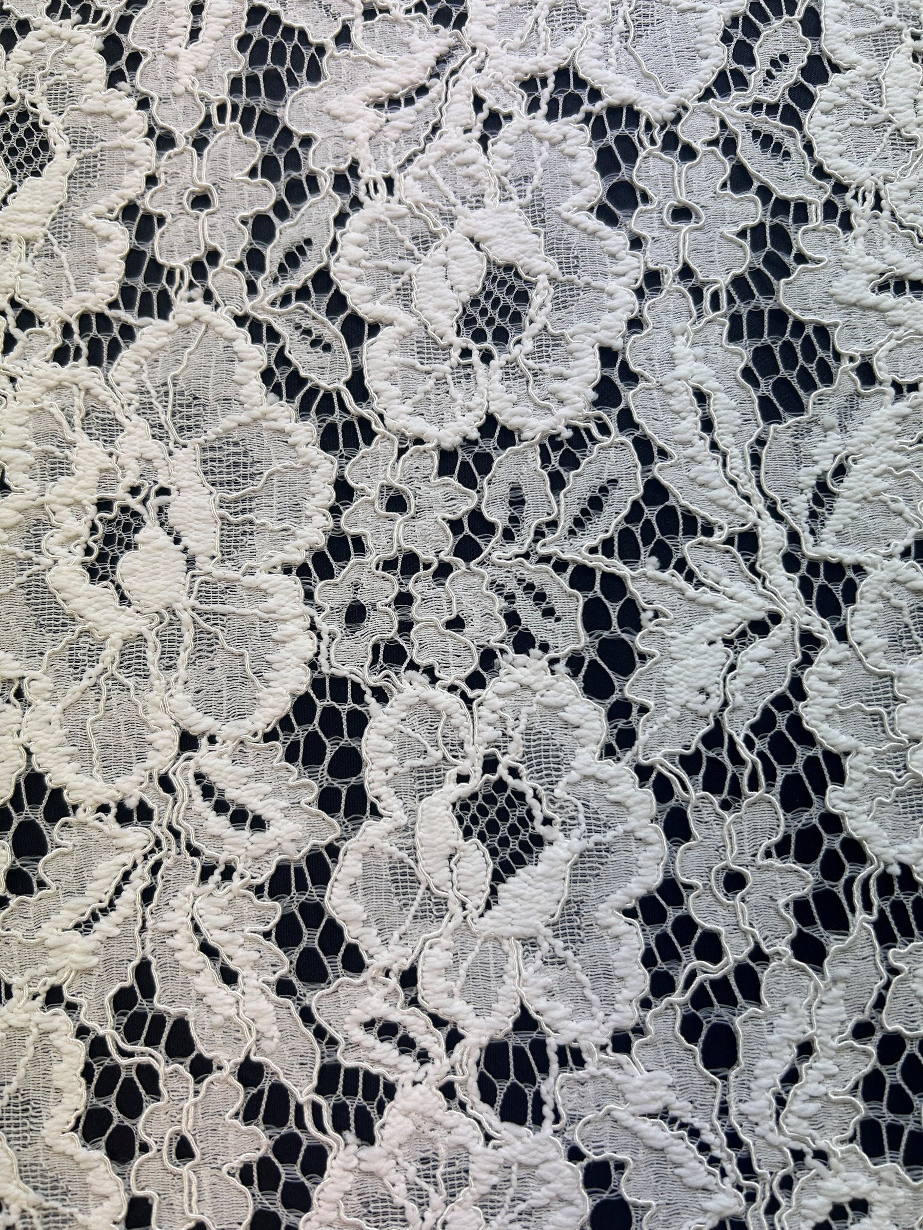 Elfenbeinfarbene, schnurgebundene Raschelspitze – Maggie