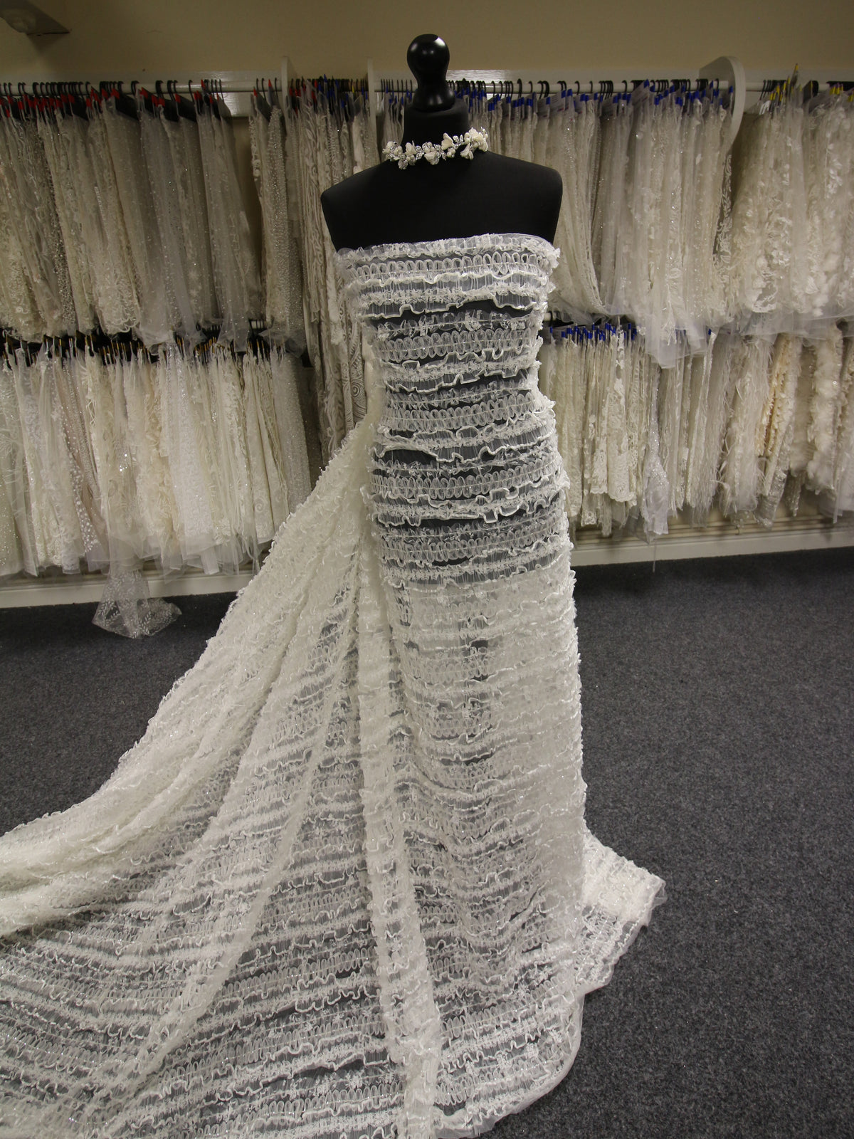 Elfenbeinband und Perlenspitze – Marianne