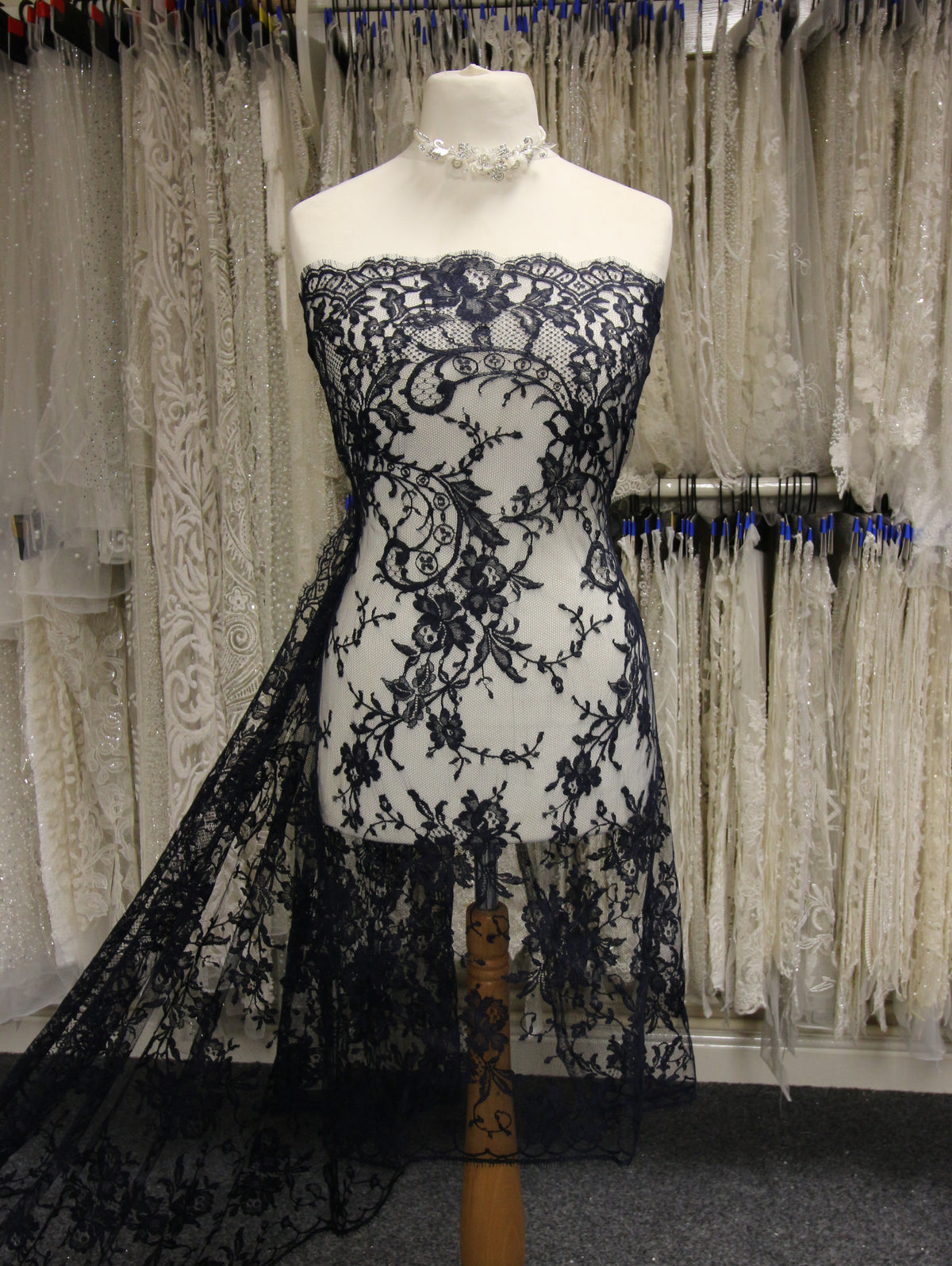 Marineblaue Chantilly-Spitze – Kate