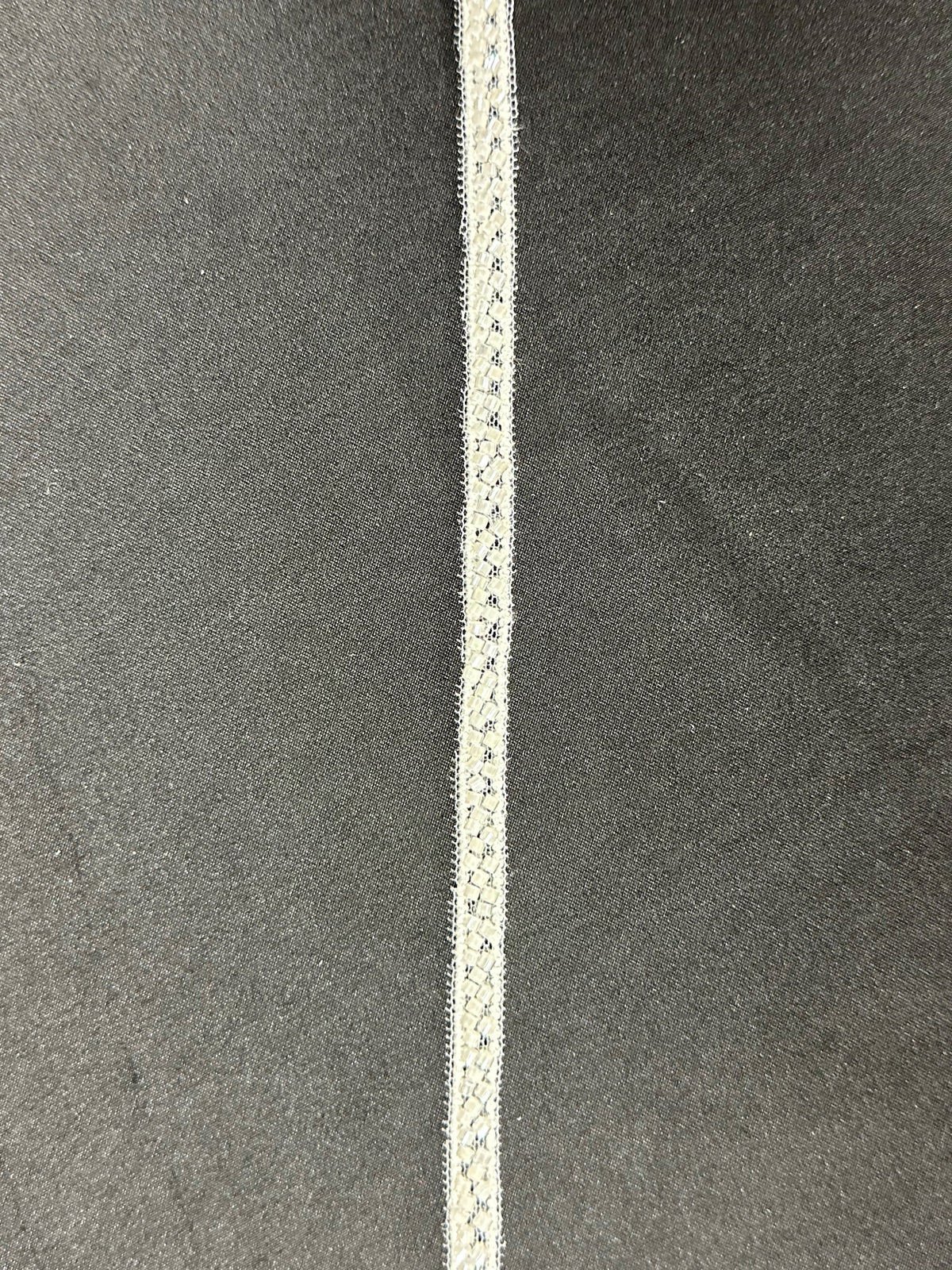 Schmale, elfenbeinfarbene Spitzenborte - Mettle