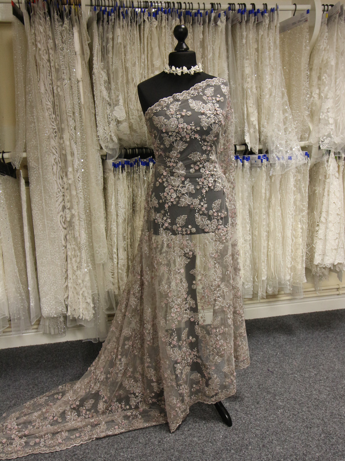 Nerzfarbene 3D-Spitze – Johnnie