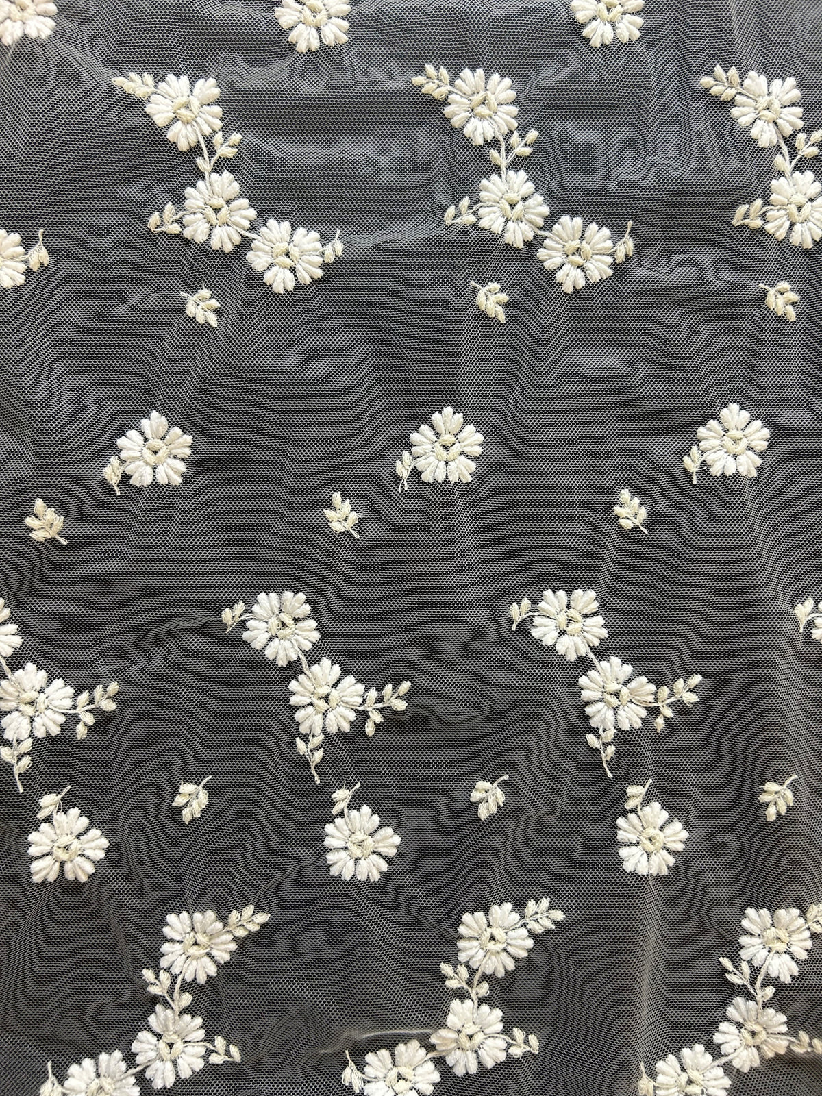 Elfenbeinfarbene Spitze mit Blumenstickerei – Morag