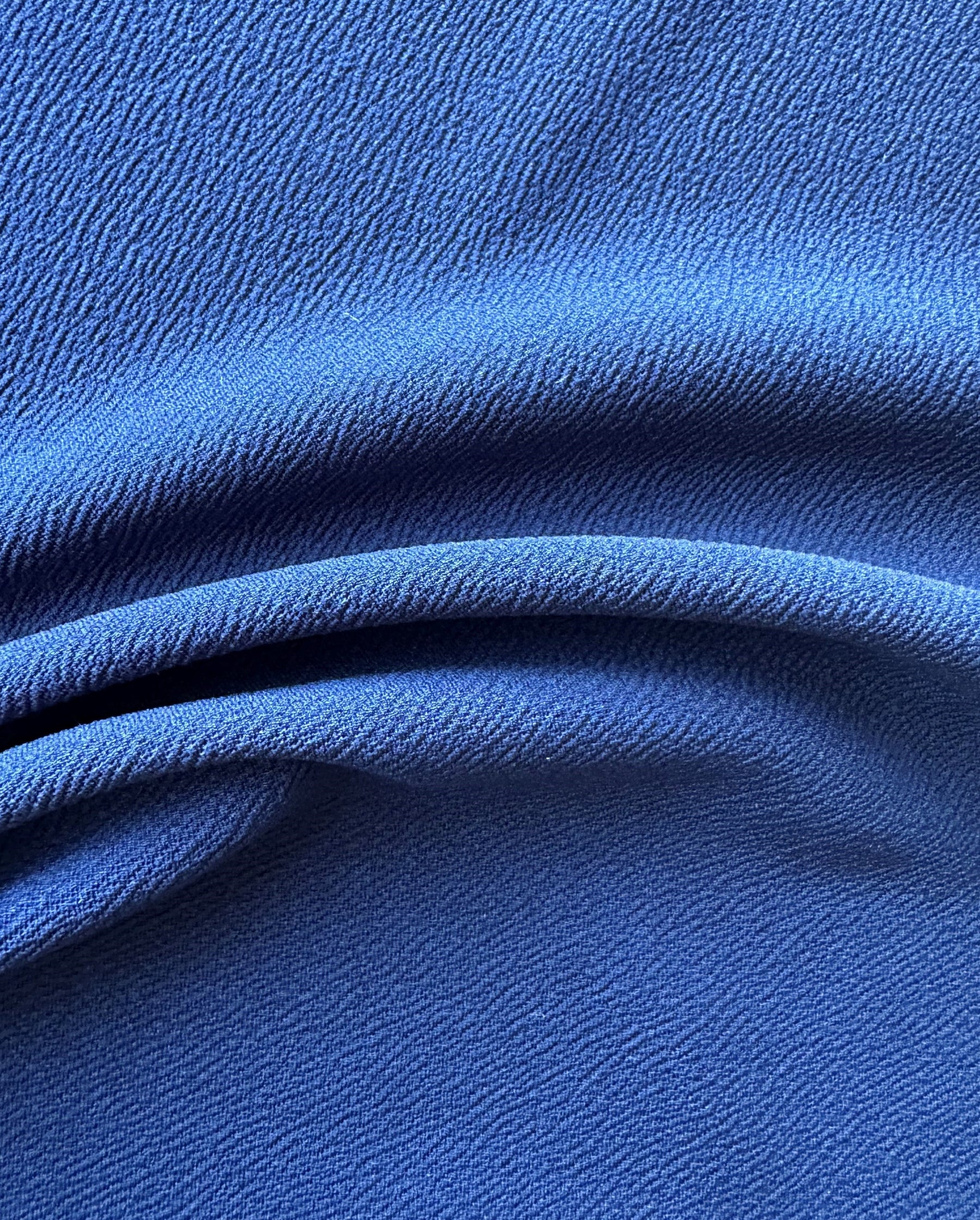 Marineblauer, schwerer Polyester-Krepp mit Stretchanteil – Spanien