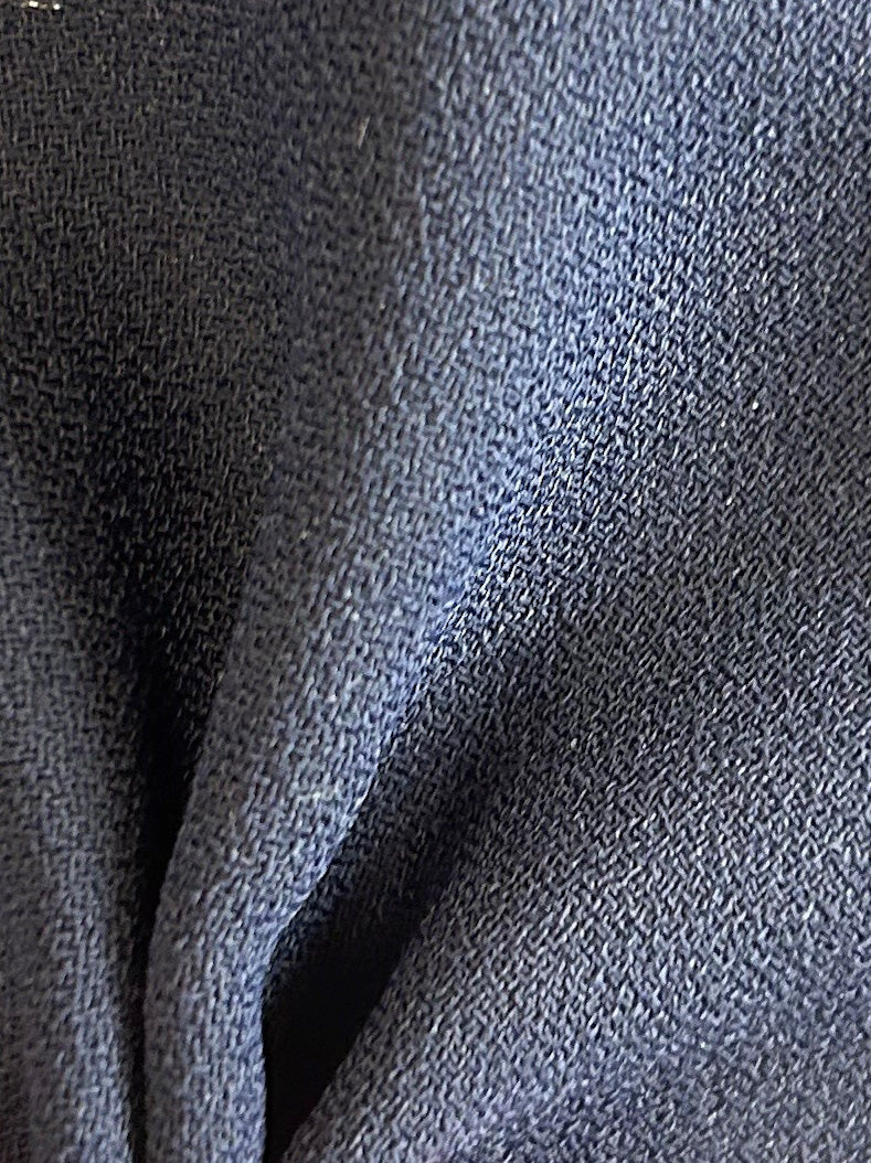 Marineblauer Polyester-Krepp – Neugier