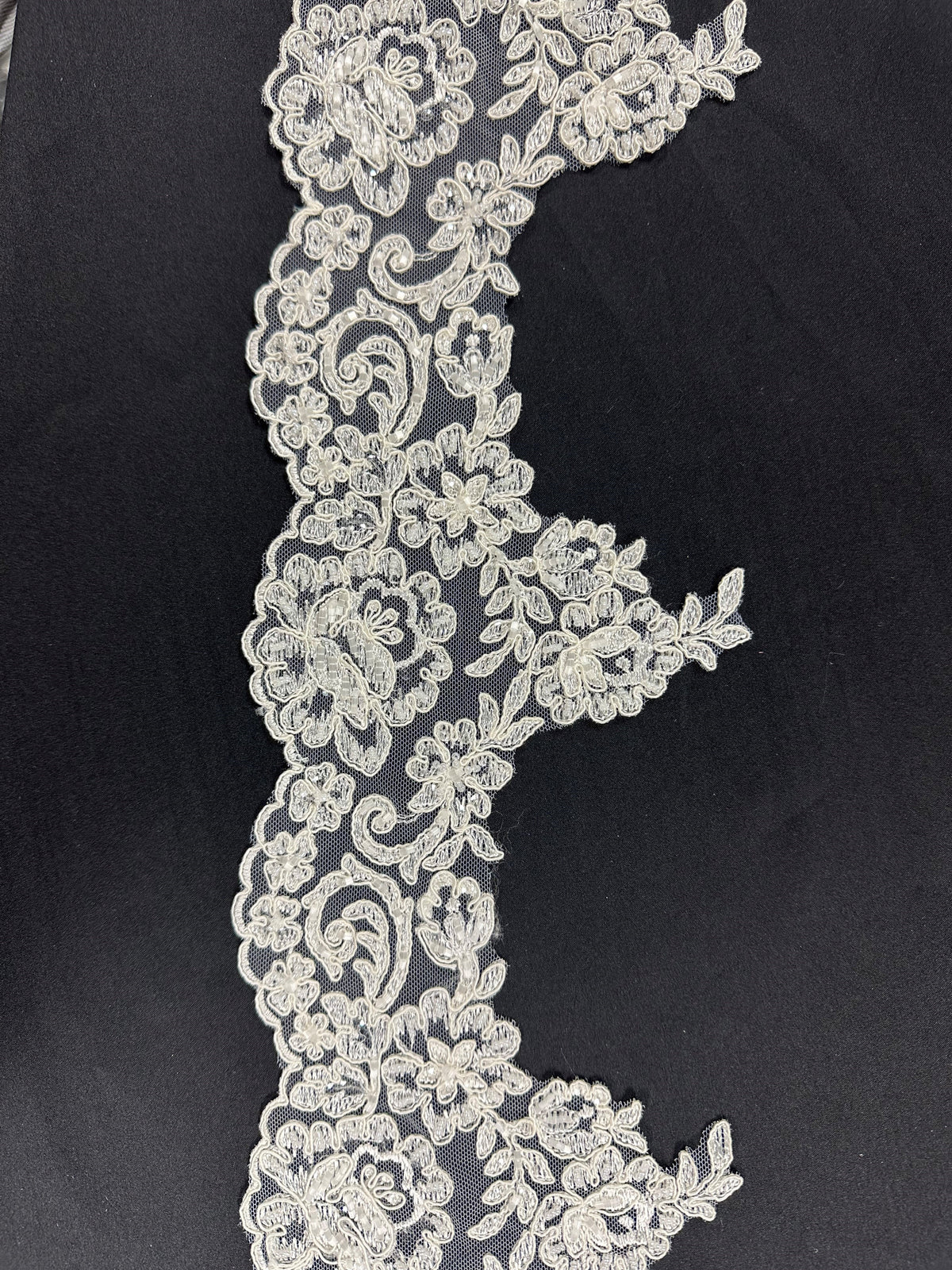 Elfenbeinfarbene, perlenbesetzte und kordelbesetzte Spitzenborte - laut