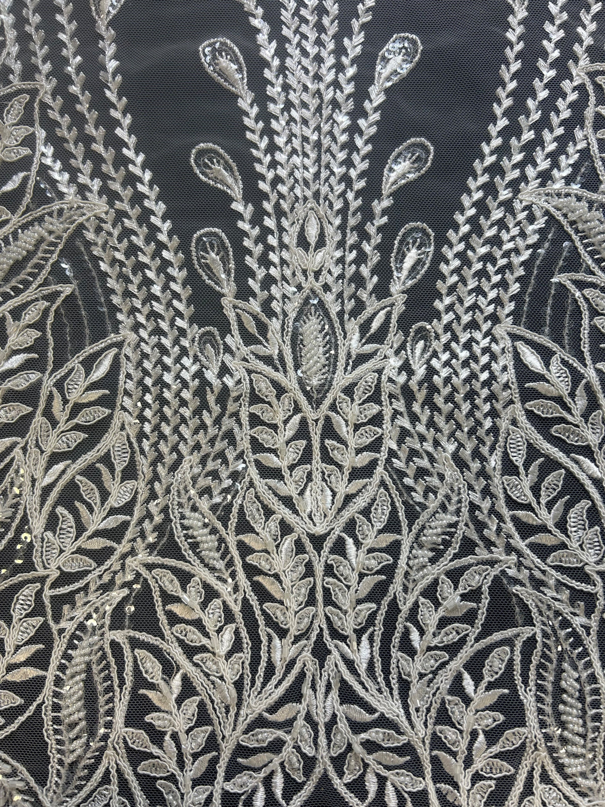 Elfenbeinfarbener Tüll mit Spitzenbesatz – North