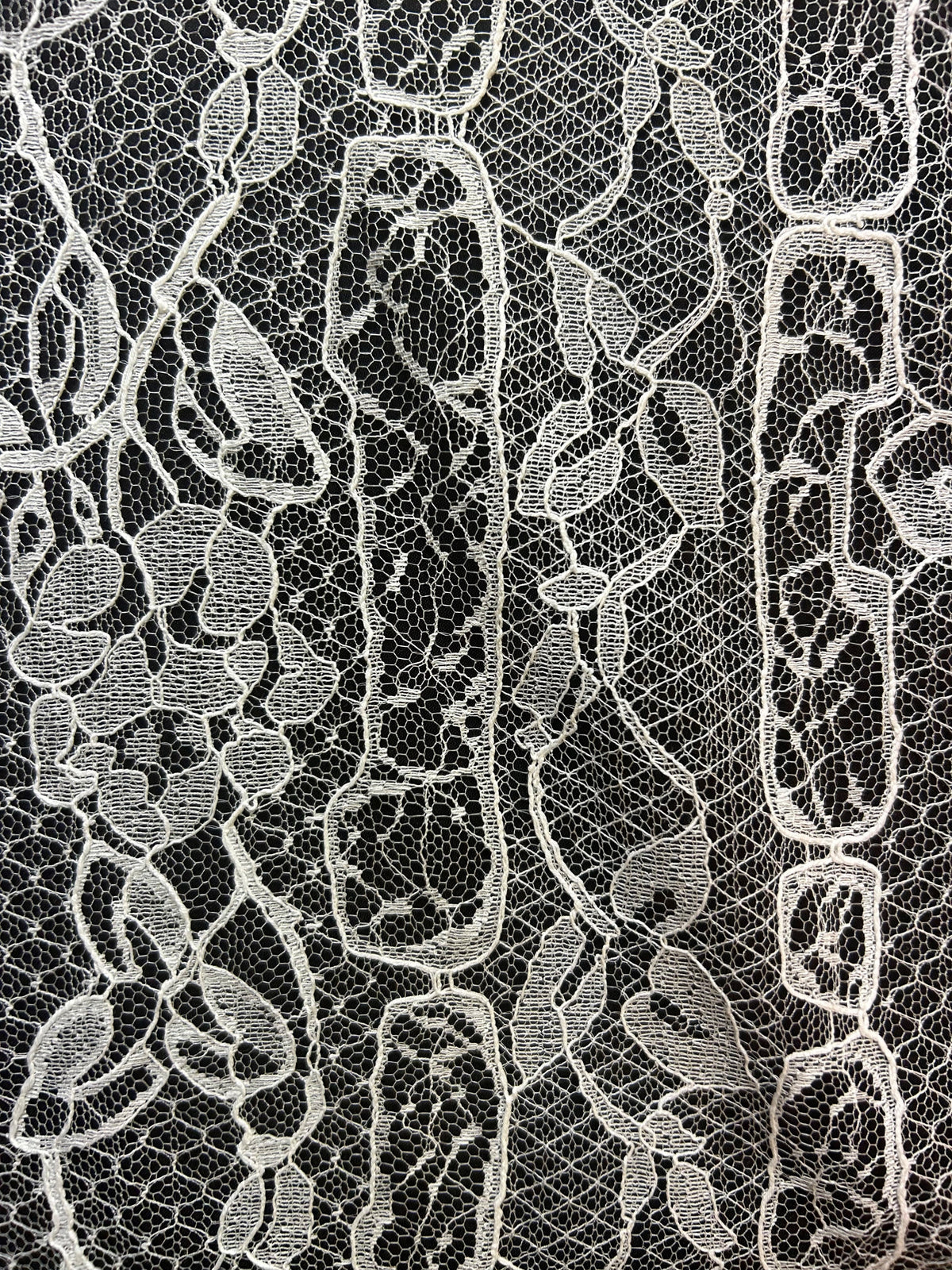 Elfenbeinfarbene Chantilly-Spitze – Nuance