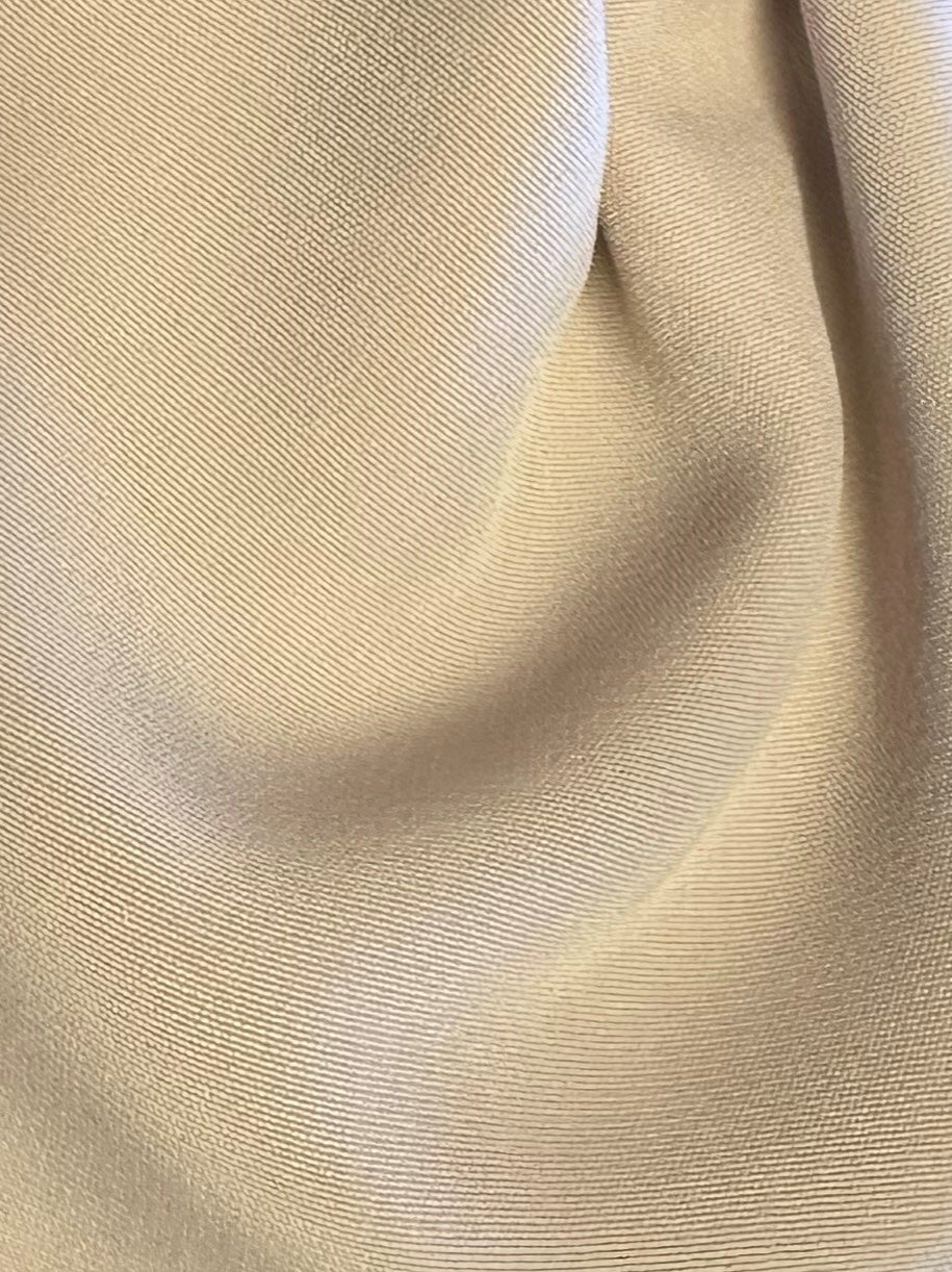 Leichter, hautfarbener Polyester-Satin – Jamaika