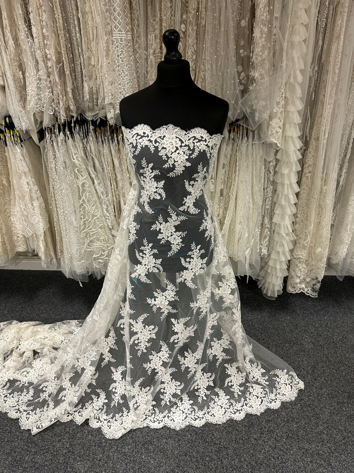 Elfenbeinfarbene Kordelstickerei - P233