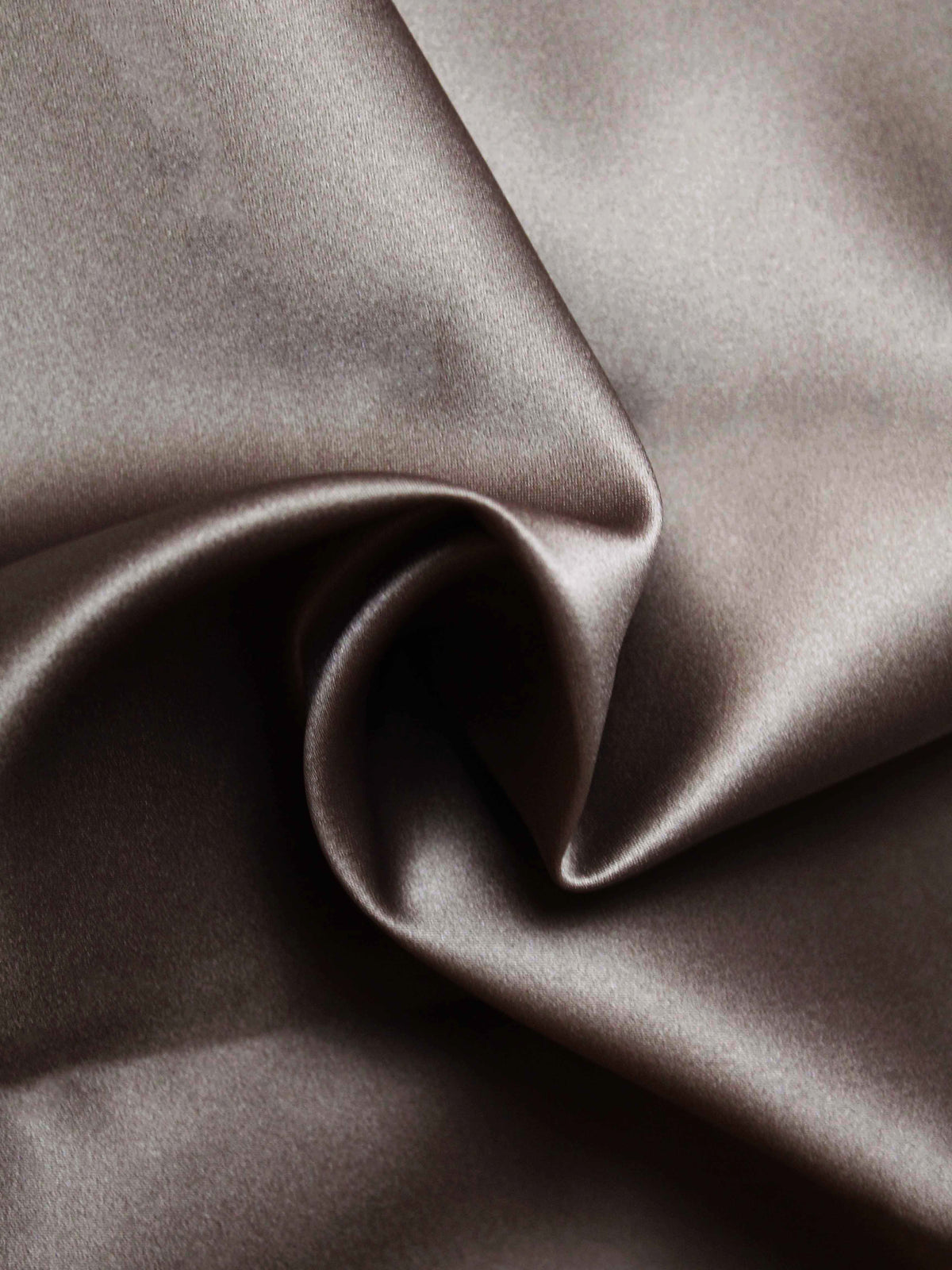 Schokoladenbrauner Polyester, leichter Duchess-Satin - P44