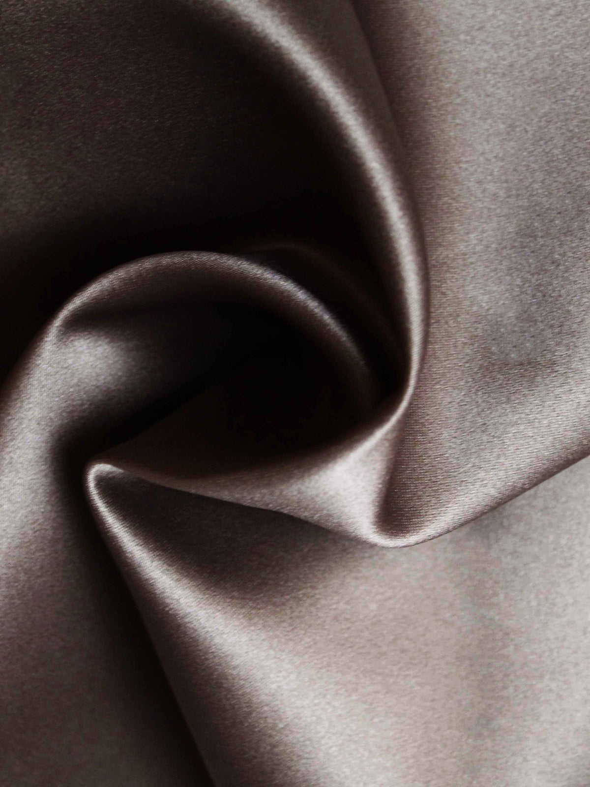 Schokoladenbrauner Polyester, leichter Duchess-Satin - P44