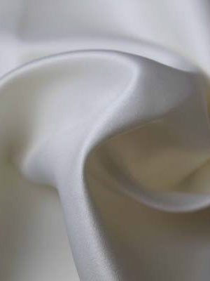 Elfenbeinfarbener, leichter Duchess-Satin aus Polyester - P44