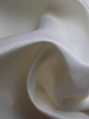 Elfenbeinfarbener, leichter Duchess-Satin aus Polyester - P44