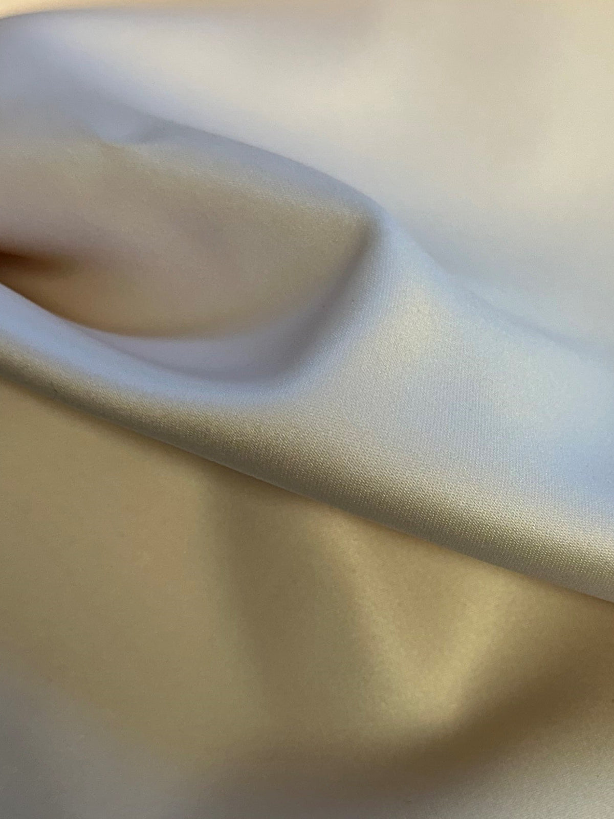 Austernfarbener Polyester, leichter Duchess-Satin - P44