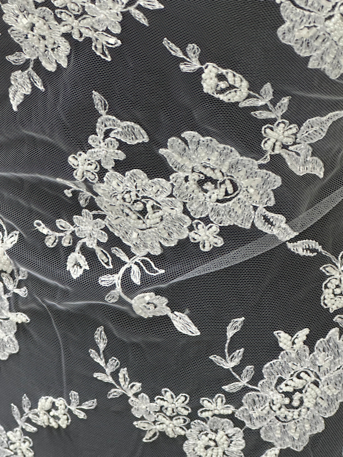 Weiße Perlenspitze - P483