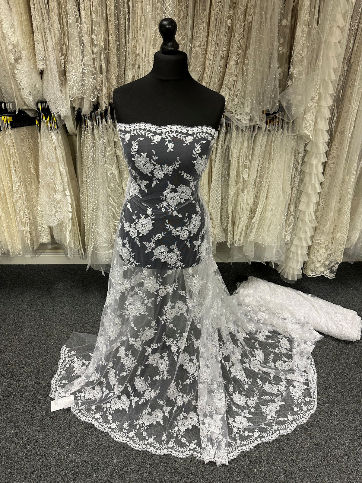 Weiße Perlenspitze - P483