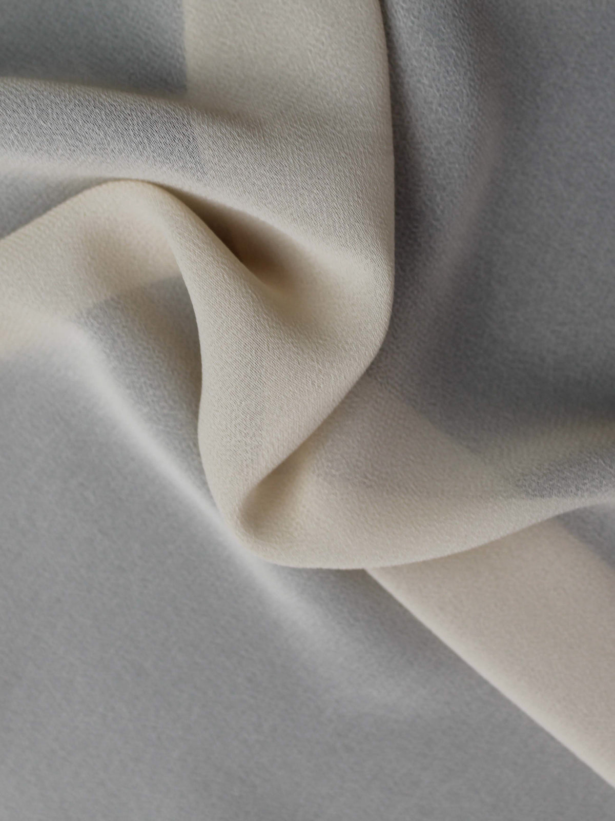 Schwarzer Polyester-Georgette - Silhouette