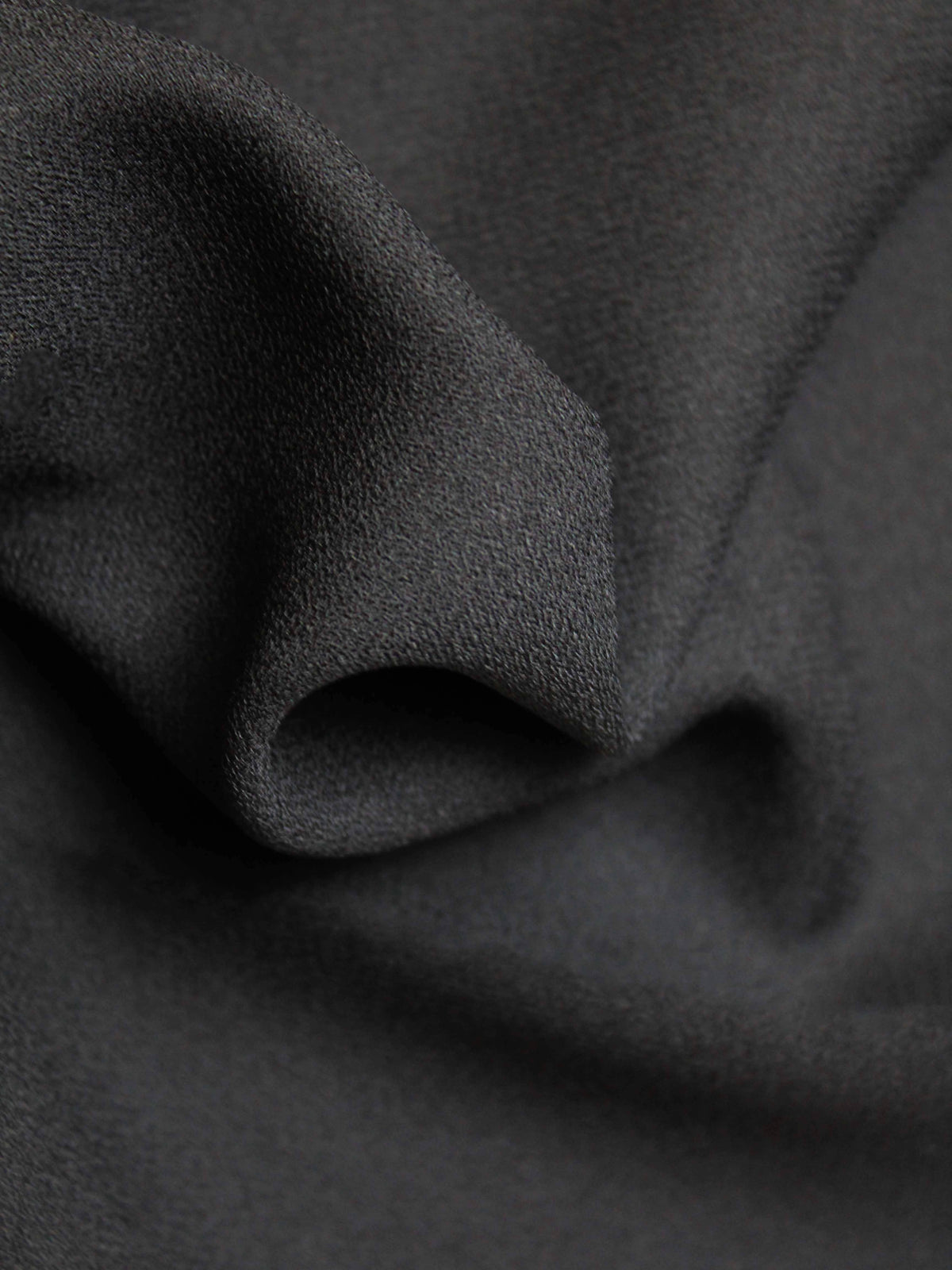 Schwarzer mittelschwerer Poly-Crêpe - P59