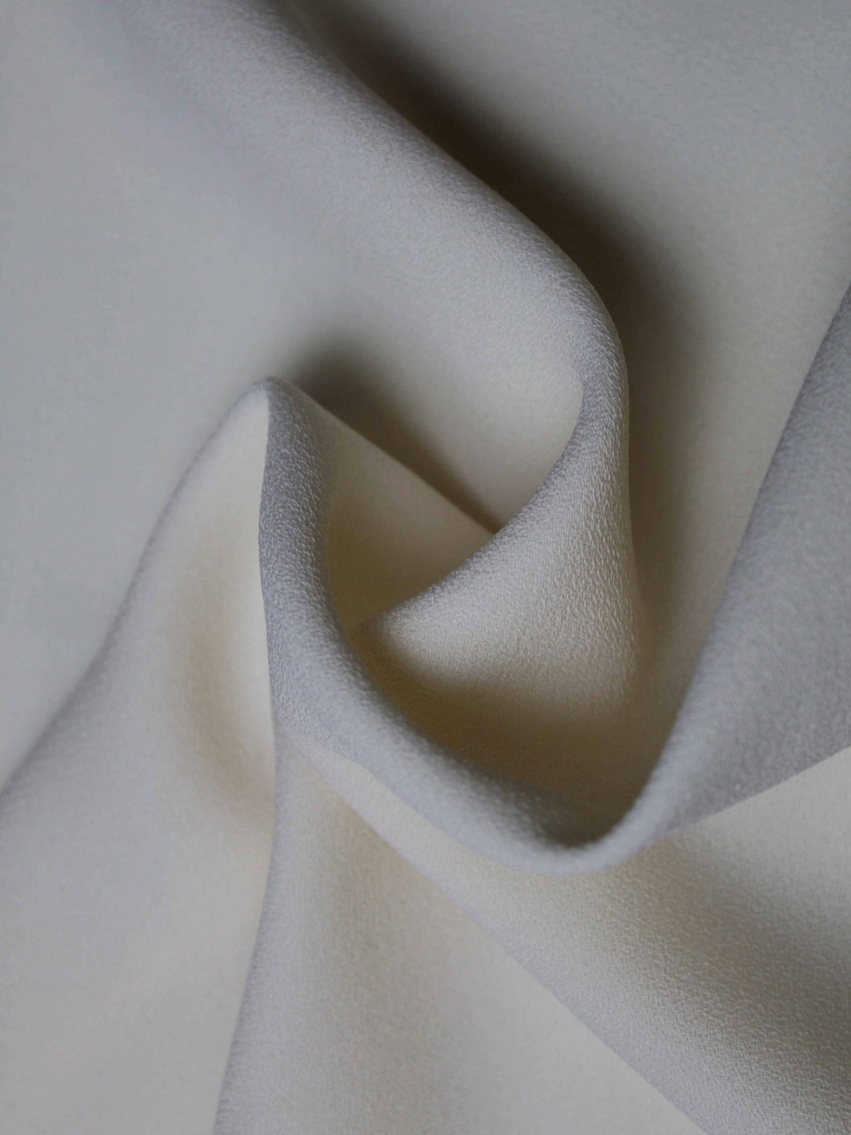 Dunkelelfenbeinfarbener, mittelschwerer Poly-Crêpe - P59