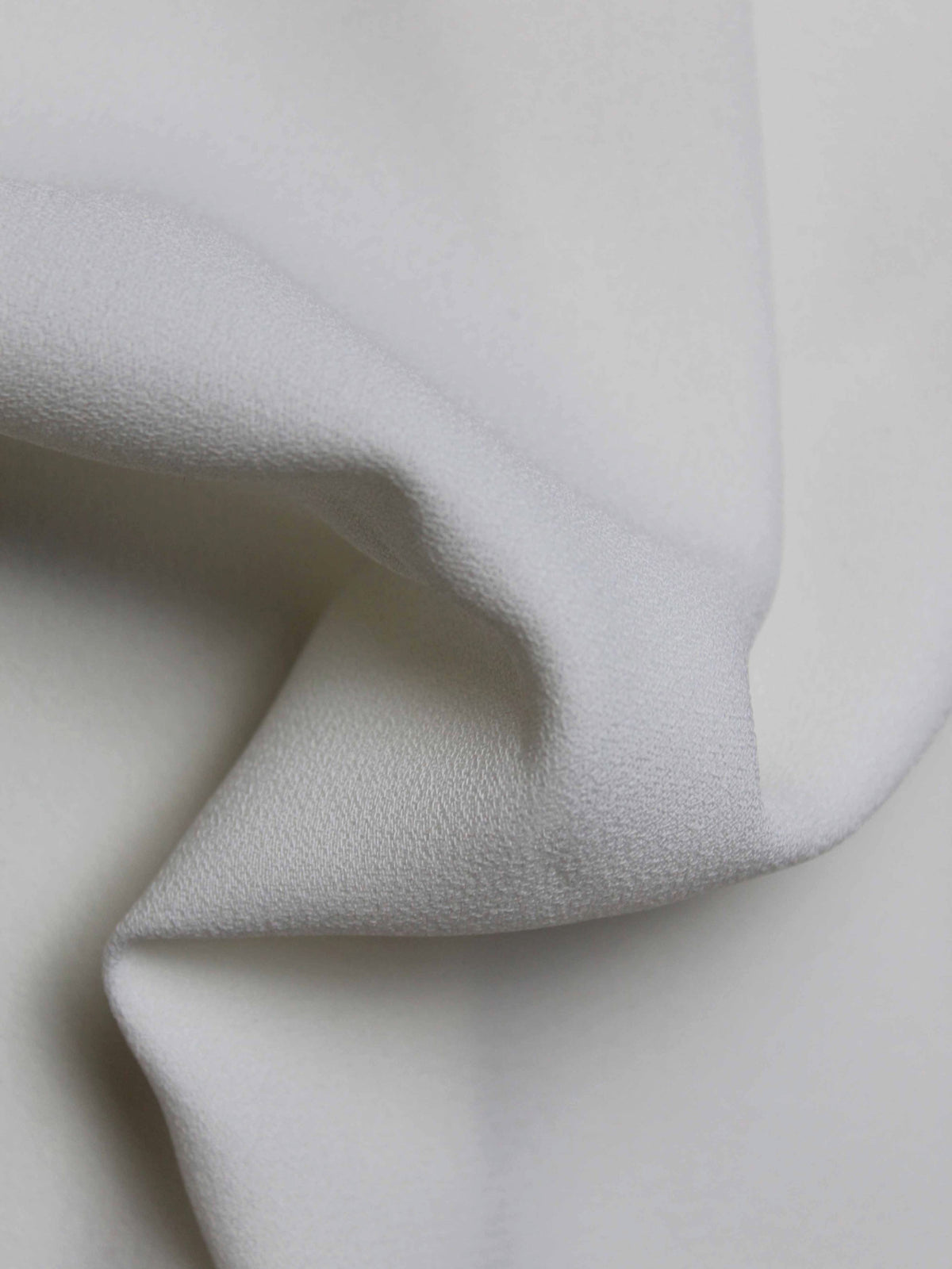 Hellelfenbeinfarbener, mittelschwerer Poly-Crêpe - P59