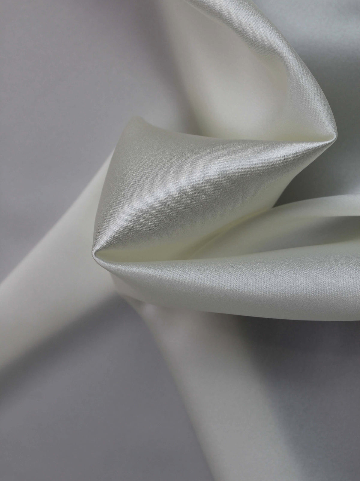 Blasser Elfenbein Seiden-Lycra-Satin – P747