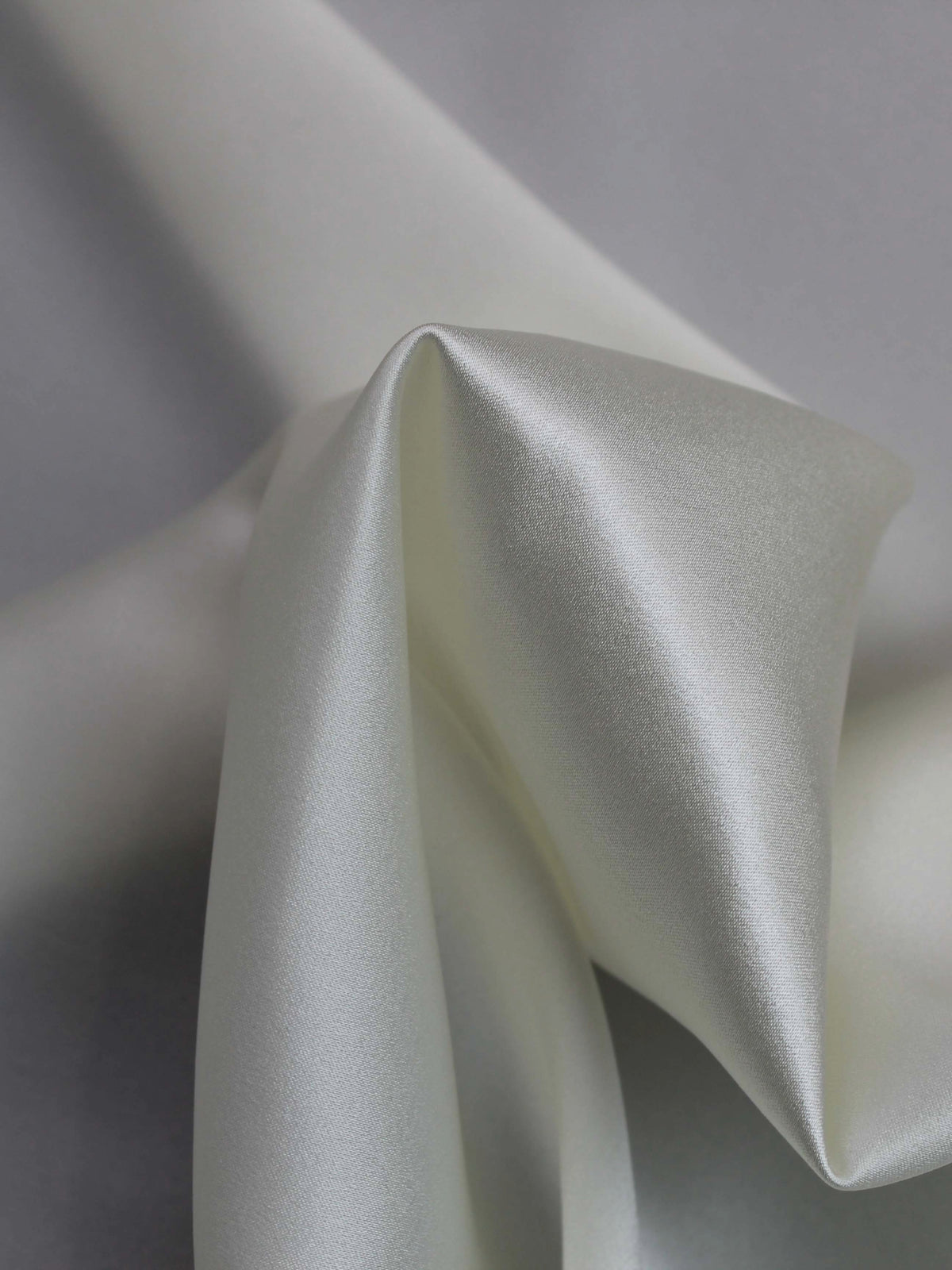 Blasser Elfenbein Seiden-Lycra-Satin – P747
